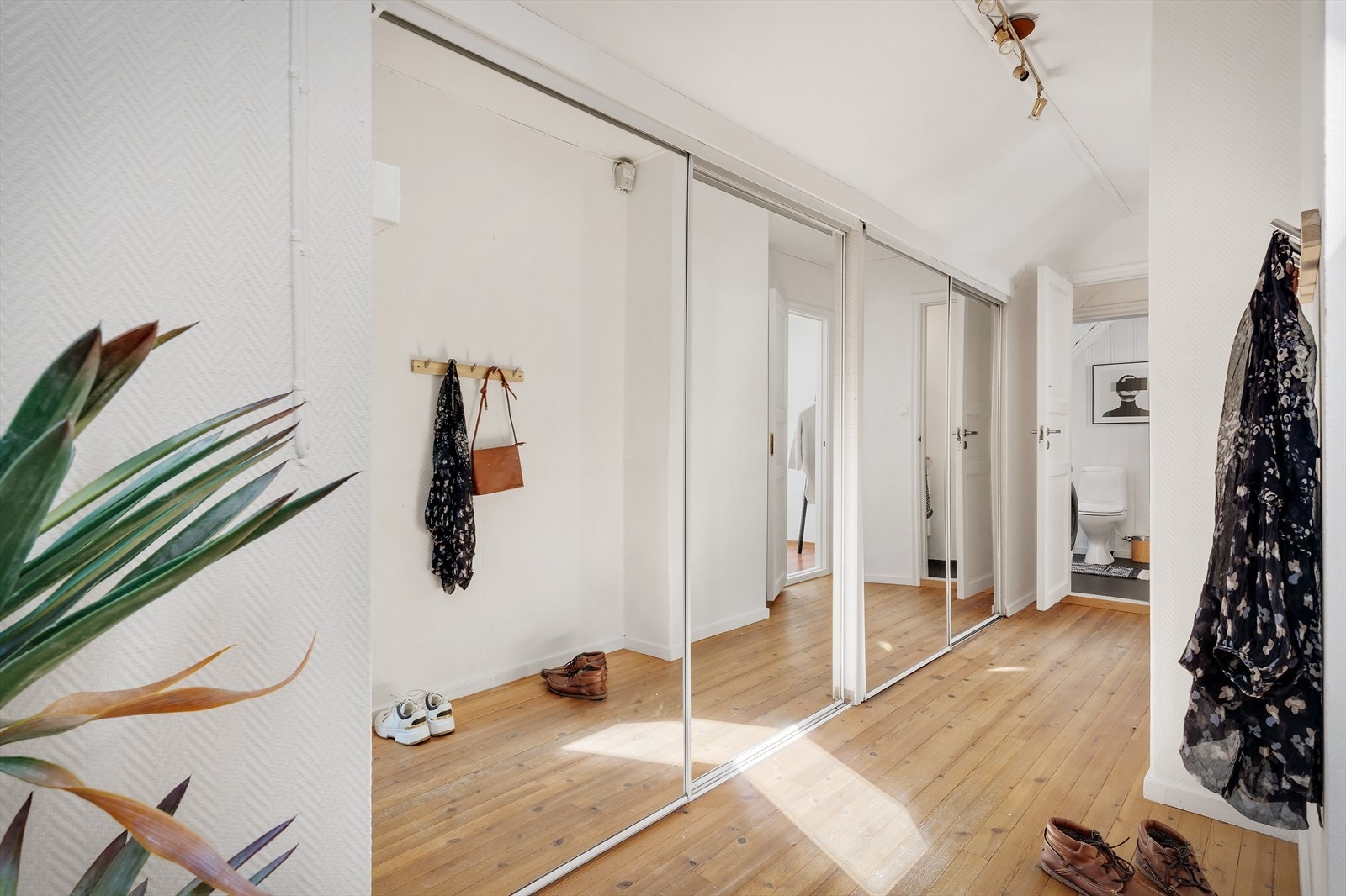 - Inngangshallen i hovedetasjen har en meget romslig skyvedørsgarderobe - Galleribilde