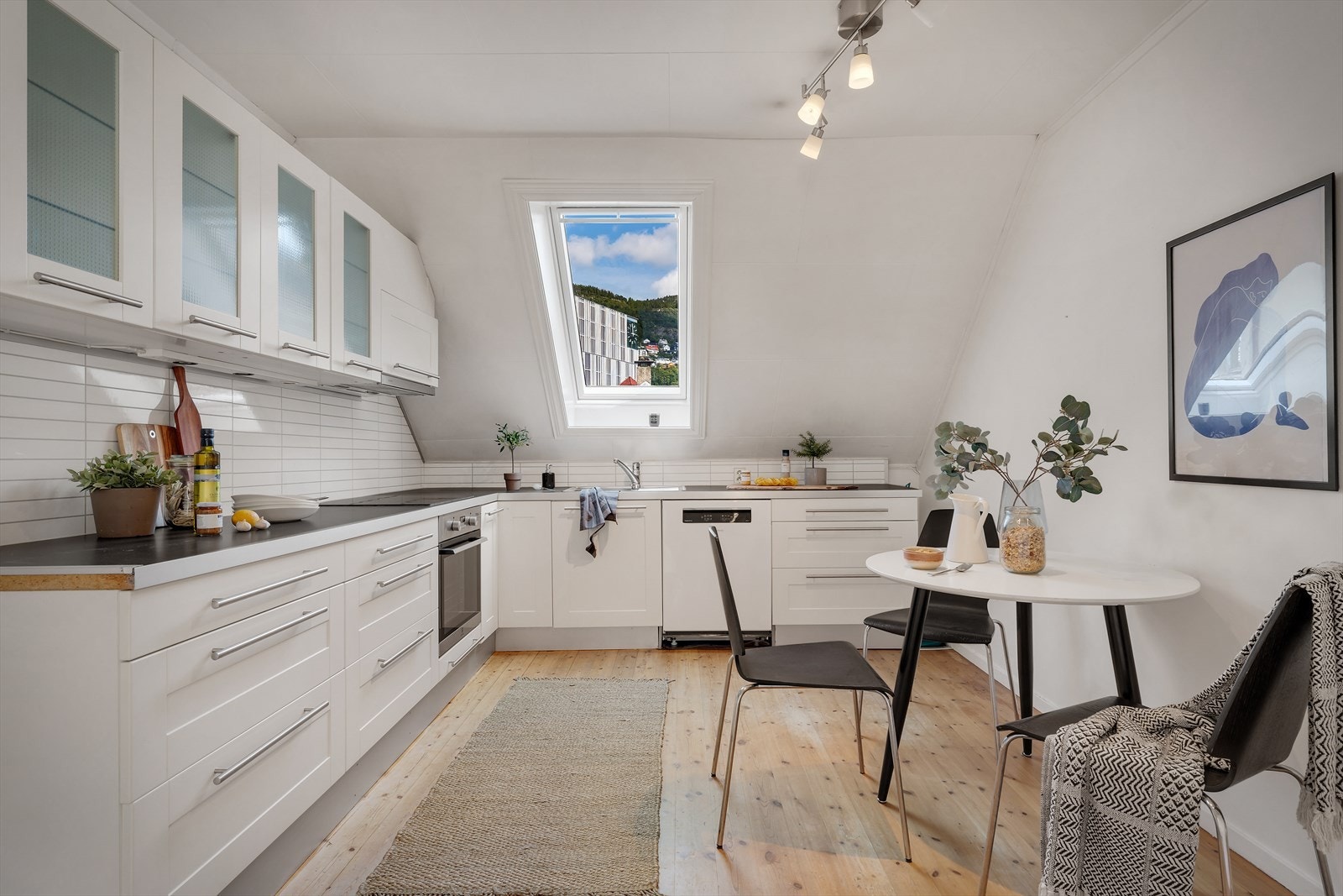 - Kjøkkenet måler 12,7m² - og du har god plass til et hyggelig frokostbord - Galleribilde