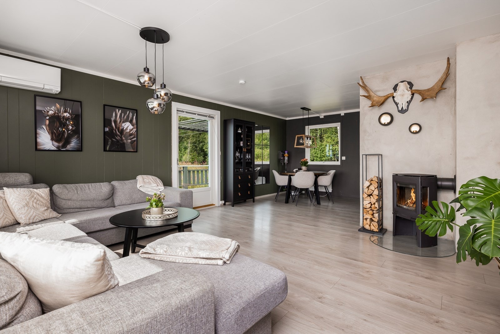 Vedovn i stuen. Galleribilde