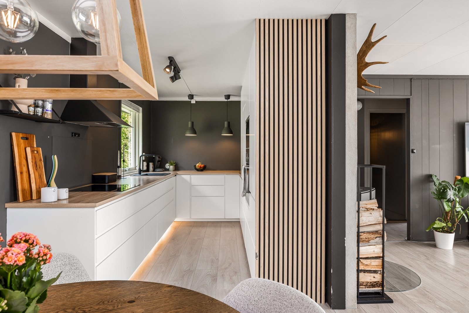 Lyst og moderne kjøkken. Galleribilde