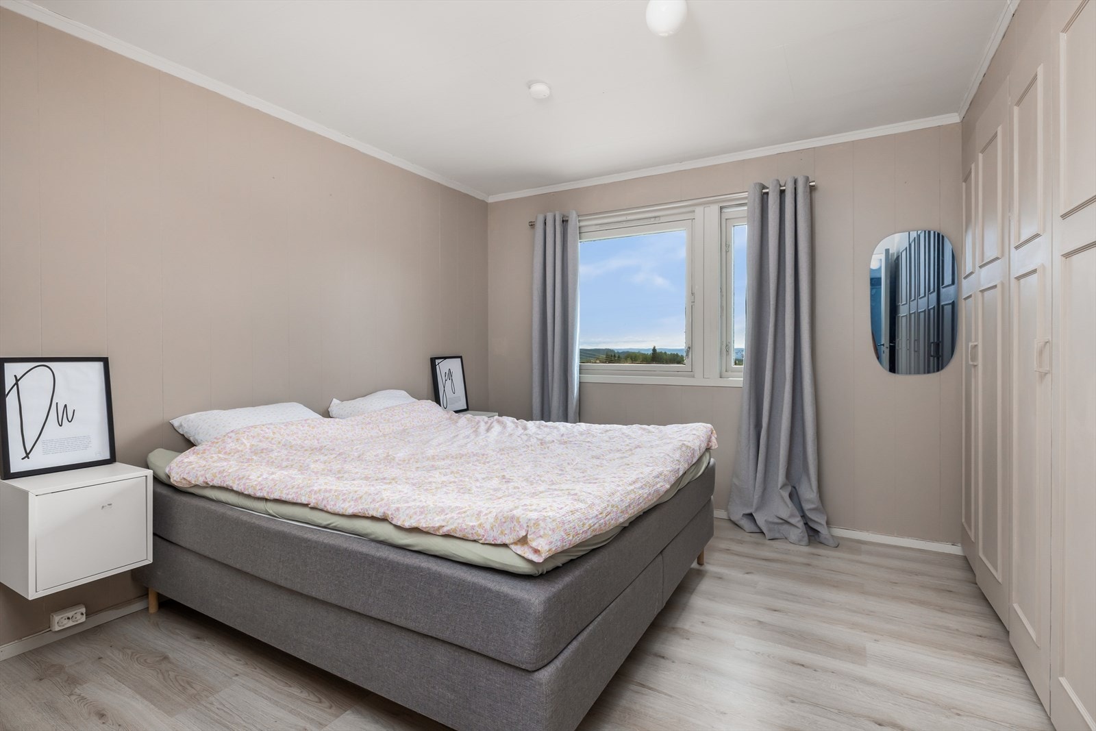 Soverom 1 - god plass til dobbeltseng, integrerte garderobeskap. Galleribilde