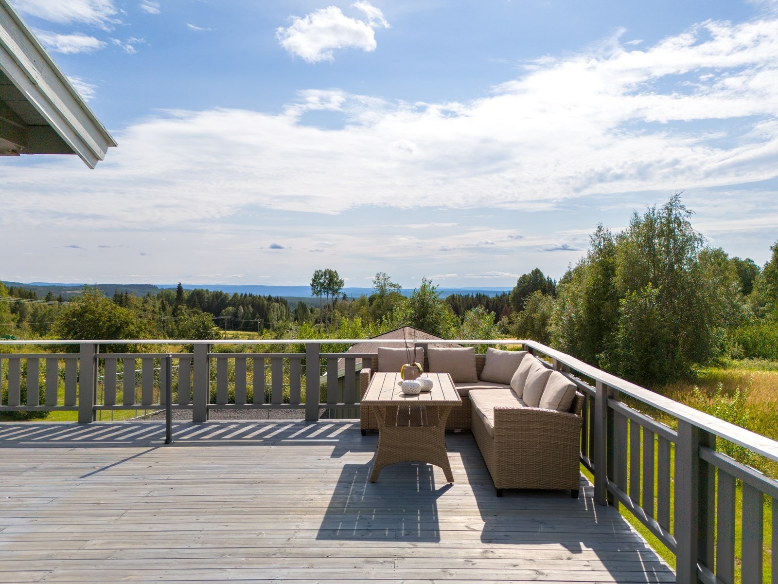 Hyggelig sitteplass med utsikt på terrassen. Galleribilde