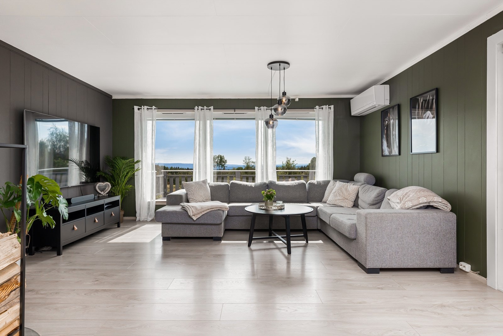 Romslig stue med varmepumpe. Galleribilde