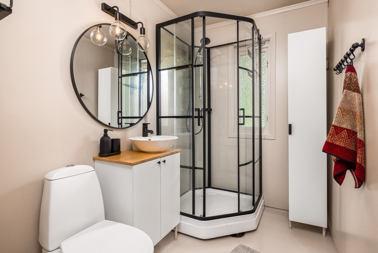 Bad med dusjkabinett. Galleribilde