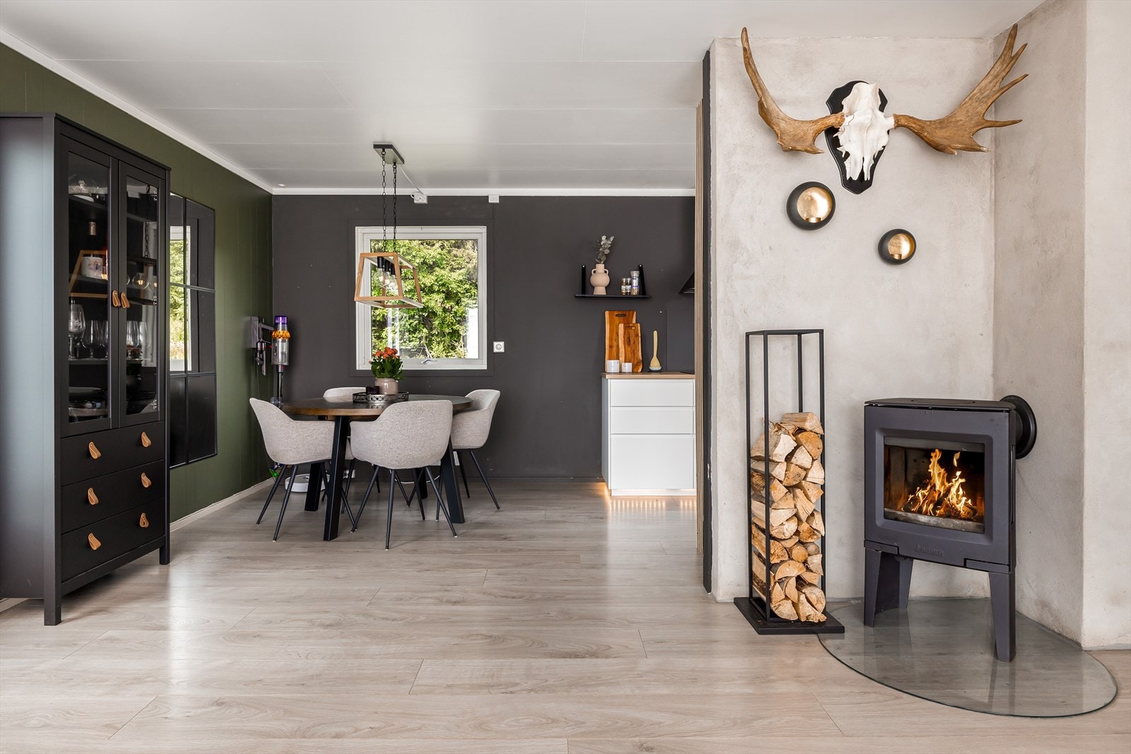 Delvis åpen stue og kjøkkenløsning med spiseplass. Galleribilde