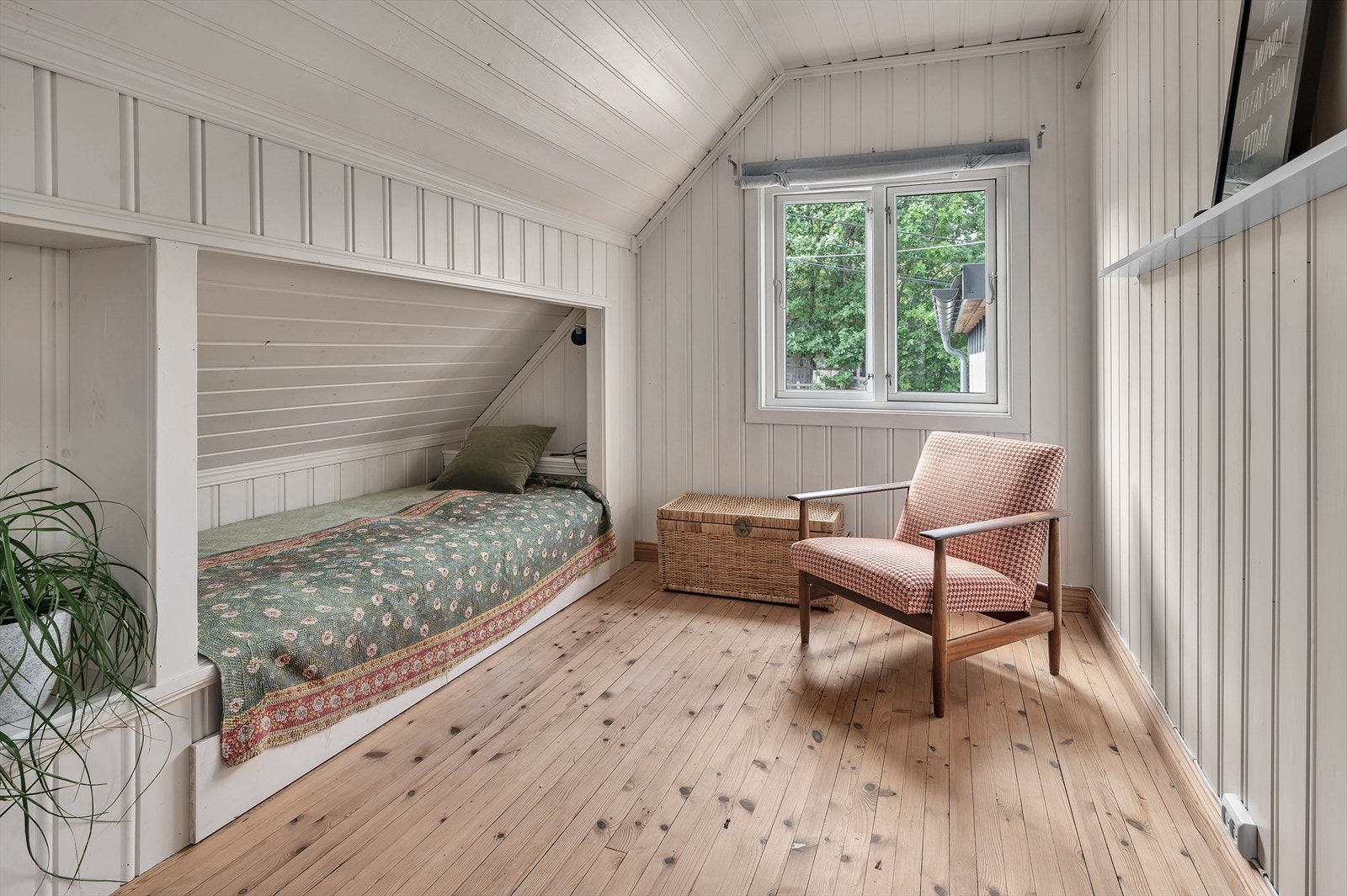 Lyst soverom, innredet med integrert seng Galleribilde