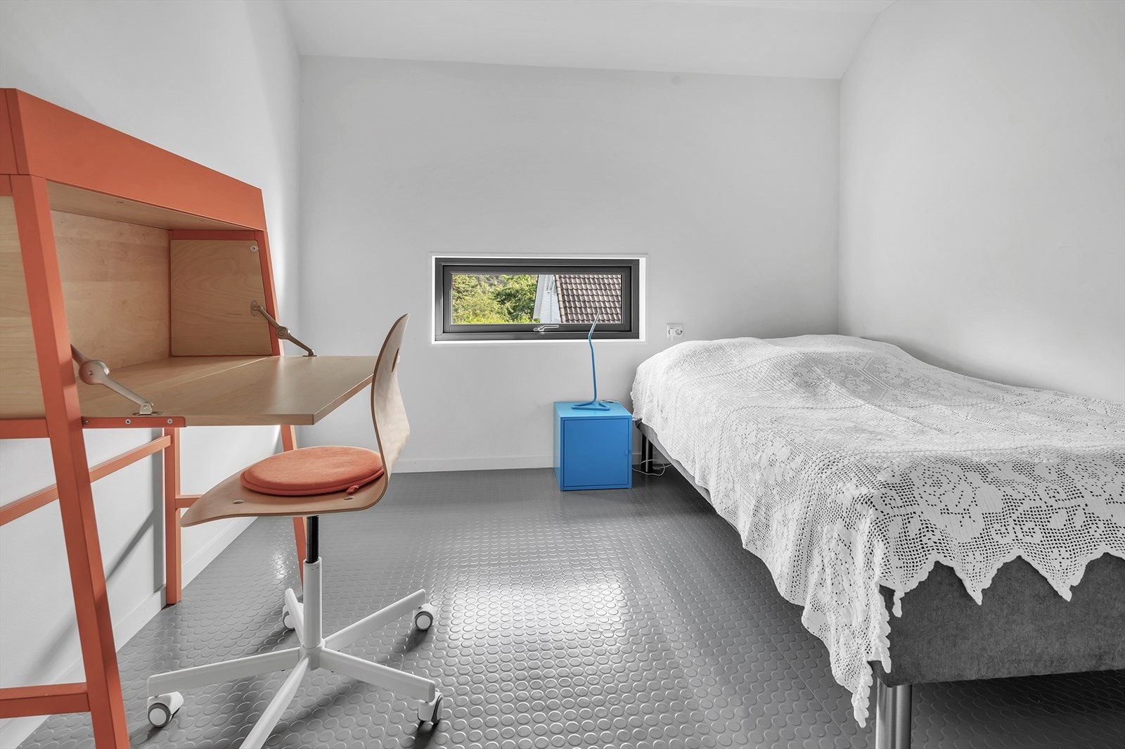 Soverom med plass til seng, nattbord og annet møblement Galleribilde