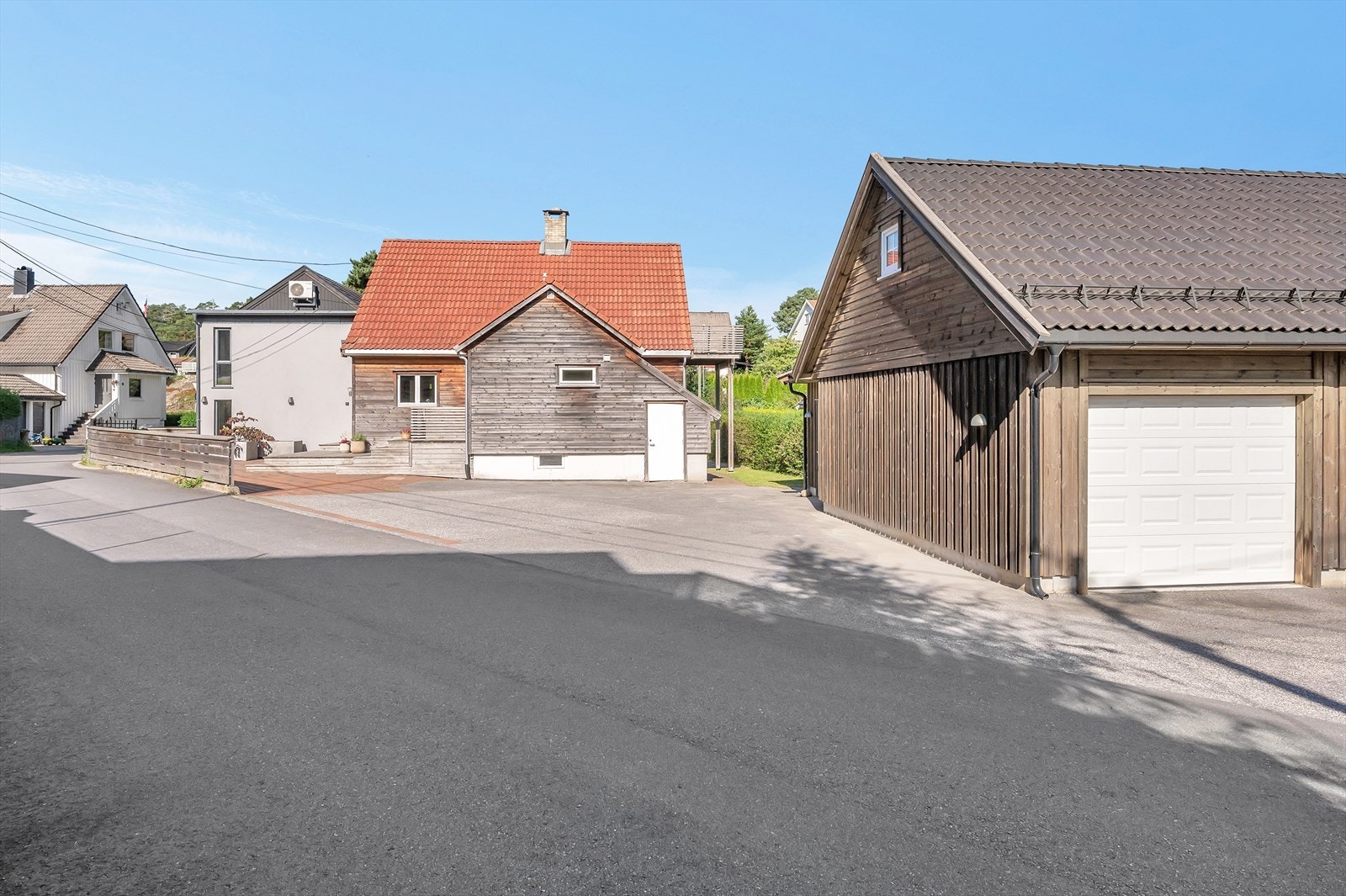 Eiendommen inkluderer også en romslig garasje som deles med naboeiendommen Galleribilde