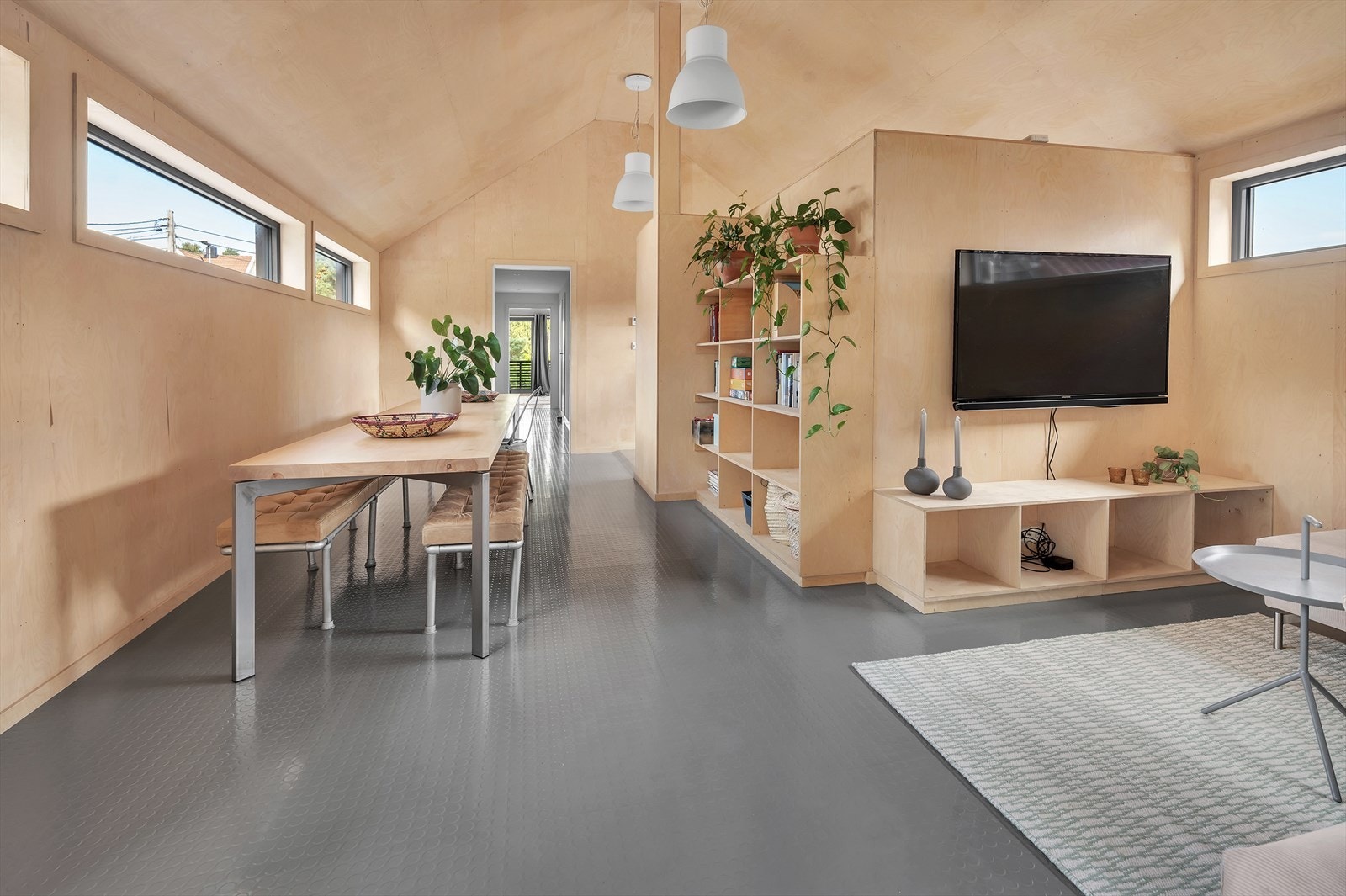 God plass til sittegruppe og spisebord med tilhørende stoler. Innredet med flere hyller Galleribilde