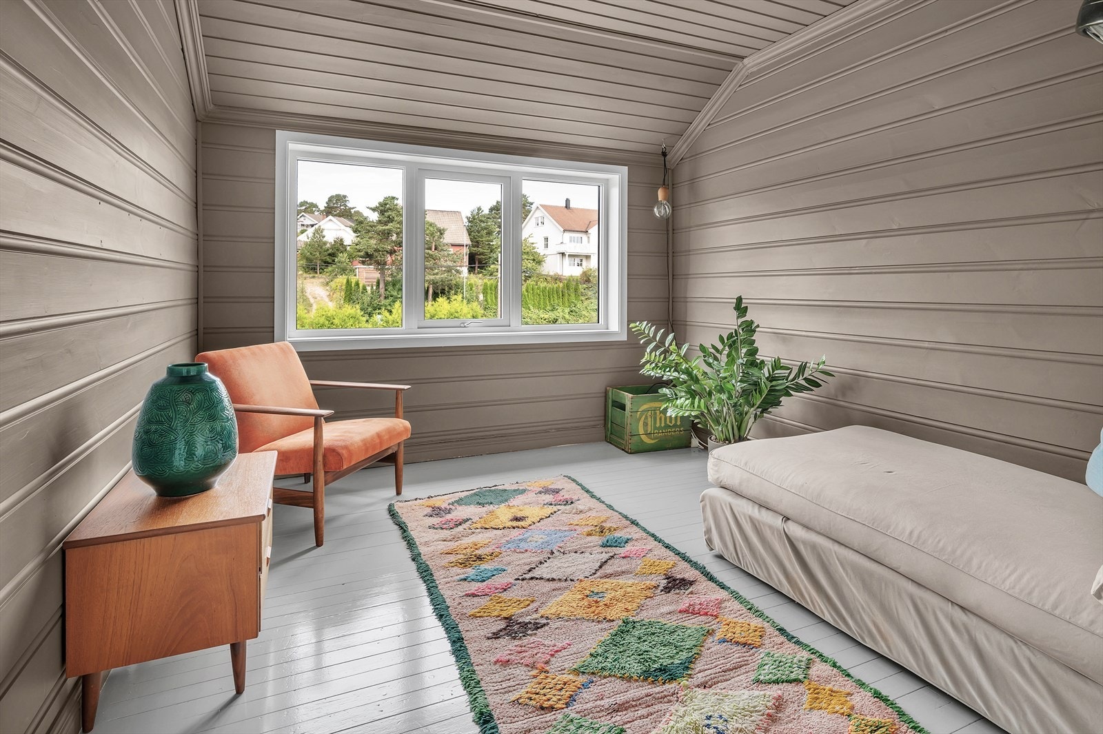 Hyggelig stue med harmoniske farger på veggene og malt lyst gulv. Plass til å innrede med sofagruppe og lenestoler Galleribilde