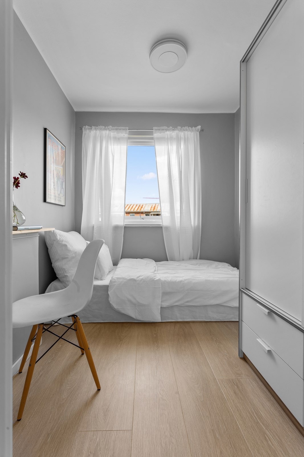 Soverom nr. 2 blir i dag brukt som gjesterom, men kan fint gjøres om til barnerom eller kontor. Galleribilde