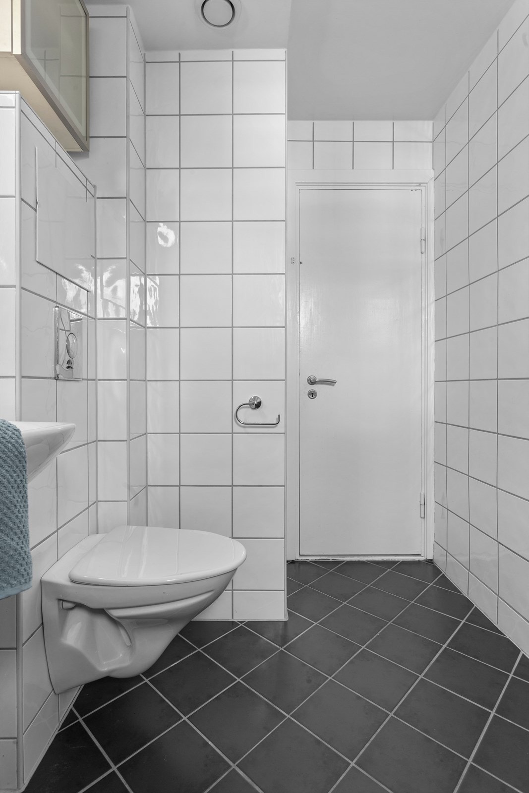 Flislagt gulv med vannbåren varme, overflater er utført med flislagte vegger og malt himling. Galleribilde