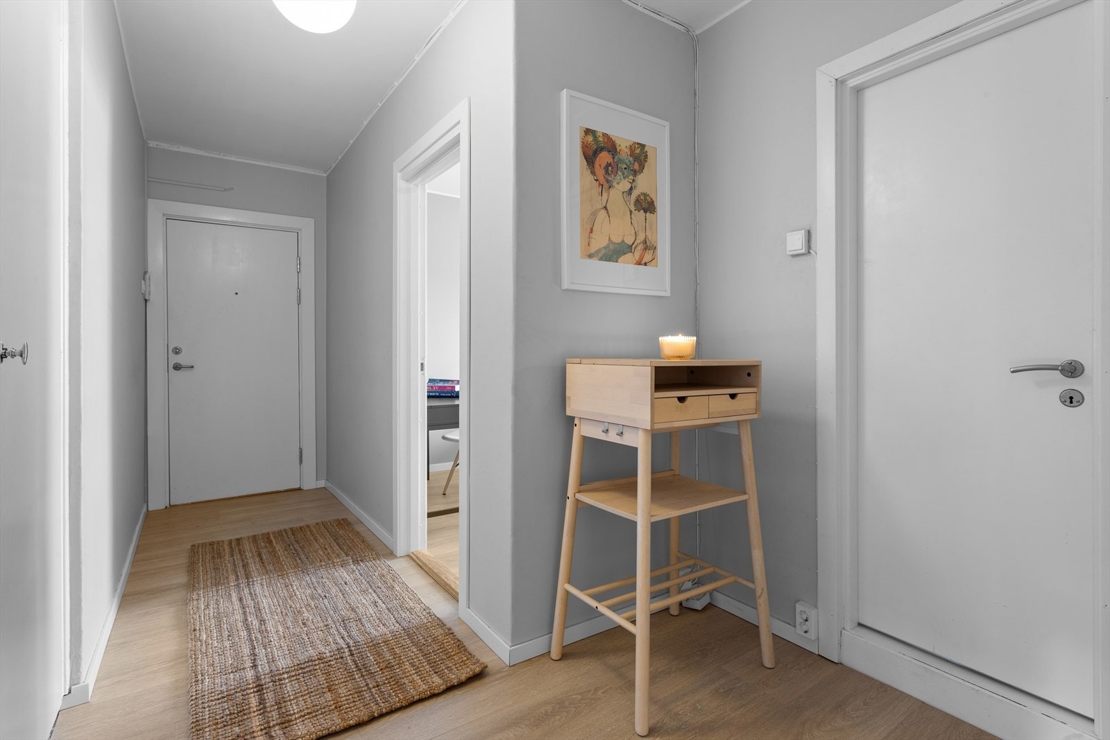 Romslig og pen entré med god plass til å henge opp jakker og sette fra seg sko. Galleribilde