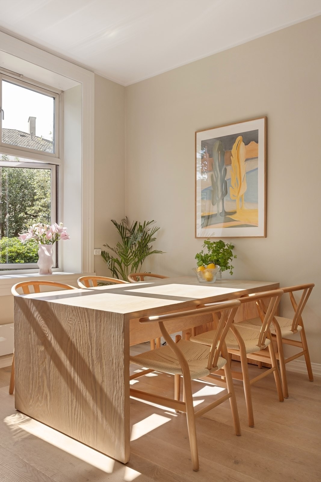 Det er god plass til å innrede med stort spisebord med plass til flere gjester. Galleribilde