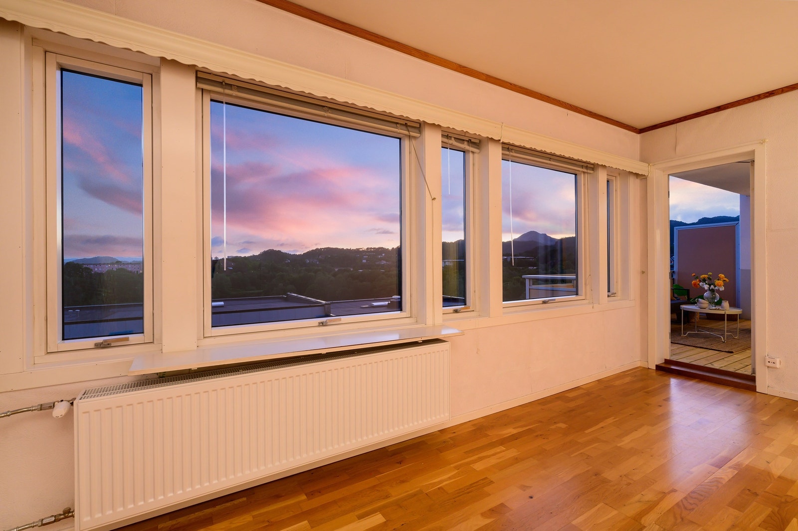 Fra stuen har man samme fine utsikten. Her er også radiatorovn på vegg som varmer leiligheten. Varmen er inkludert i felleskostnadene. Galleribilde