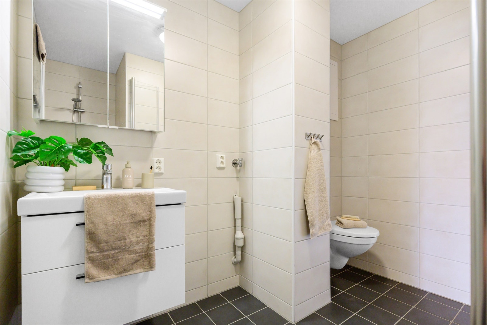 På badet kan man ha vaskemaskin. Galleribilde