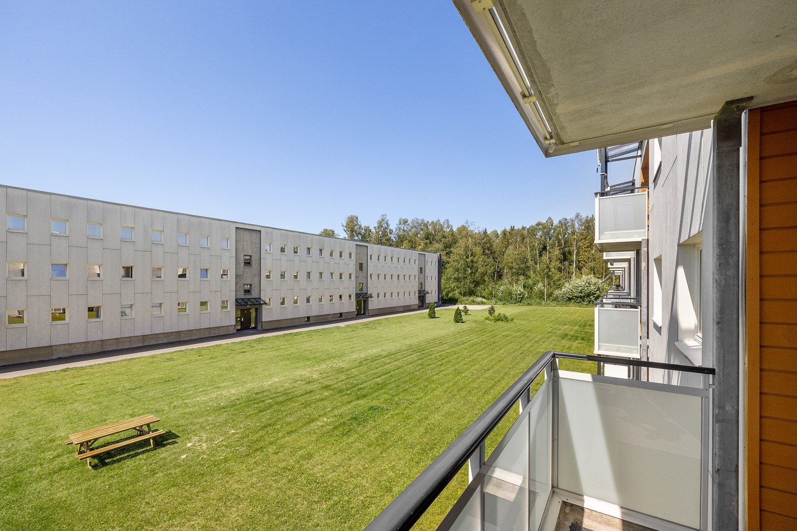 Utsyn mot fellesområde mellom blokkene fra balkongen. Galleribilde