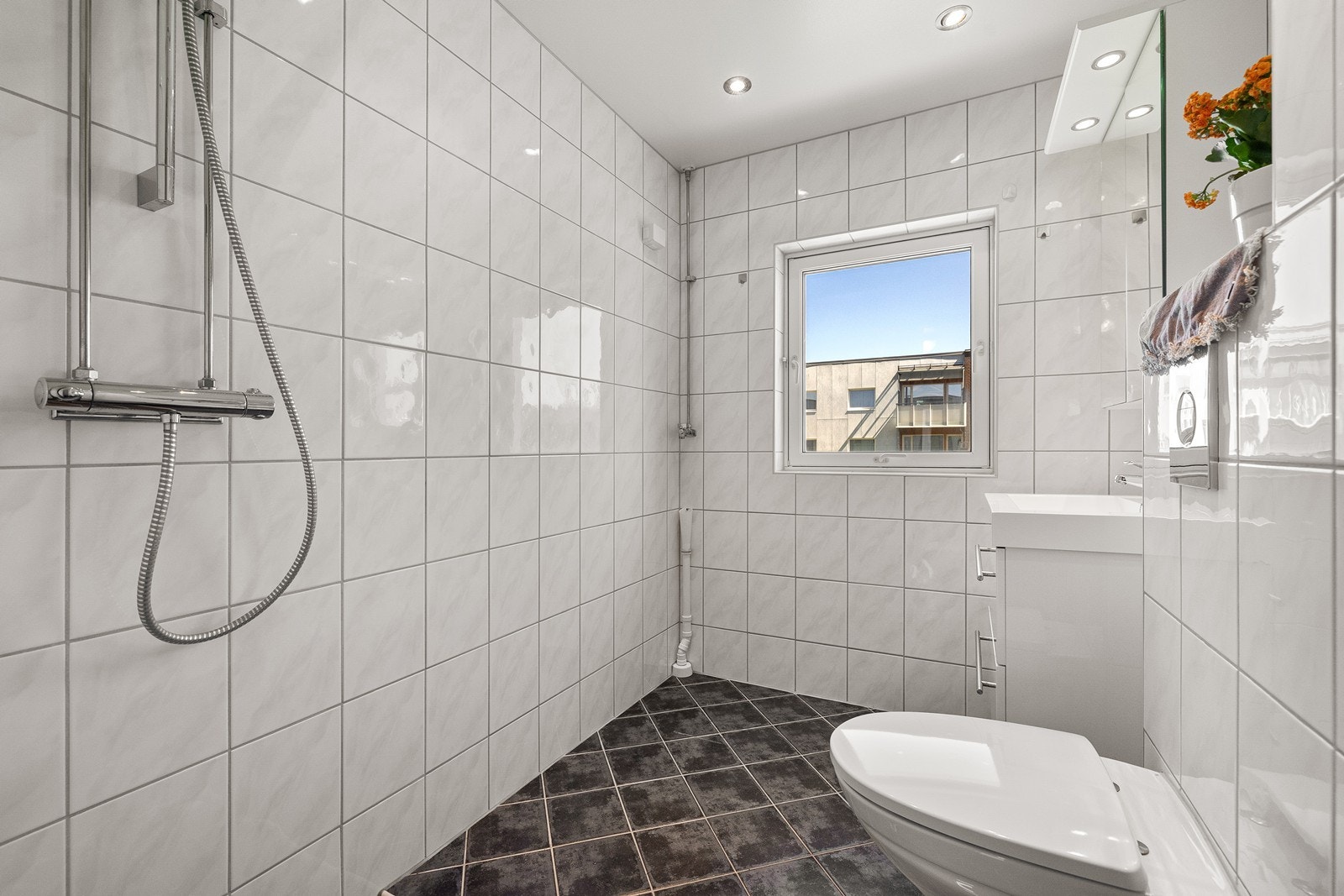 Fint flislagt bad med vannbåren gulvvarme og downlights i himling. Galleribilde