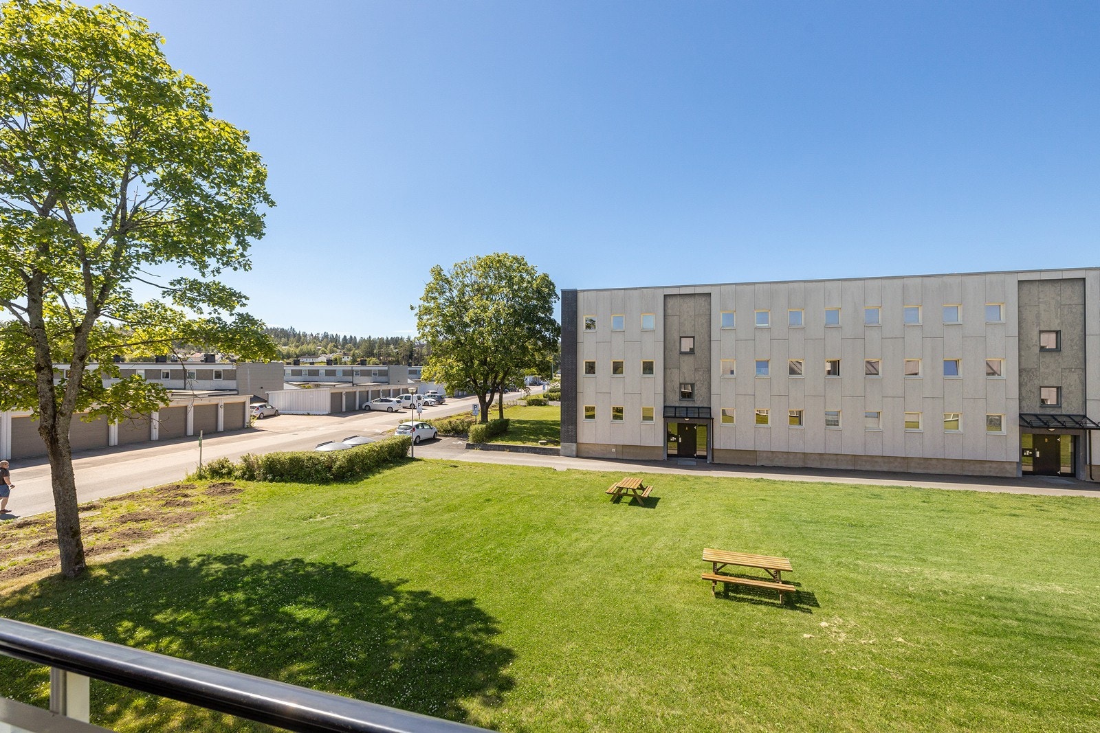 Sameiets fellesområder er pent opparbeidet med plen, beplanting og benker. Galleribilde