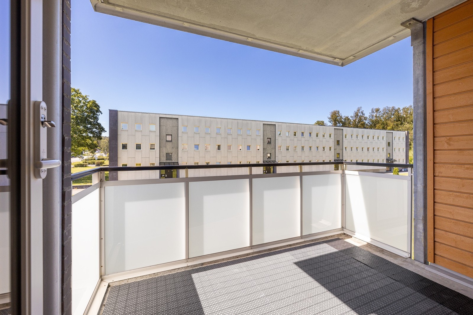 Leiligheten har utgang fra stuen til en trivelig overbygget balkong på ca. 6 kvm. Galleribilde