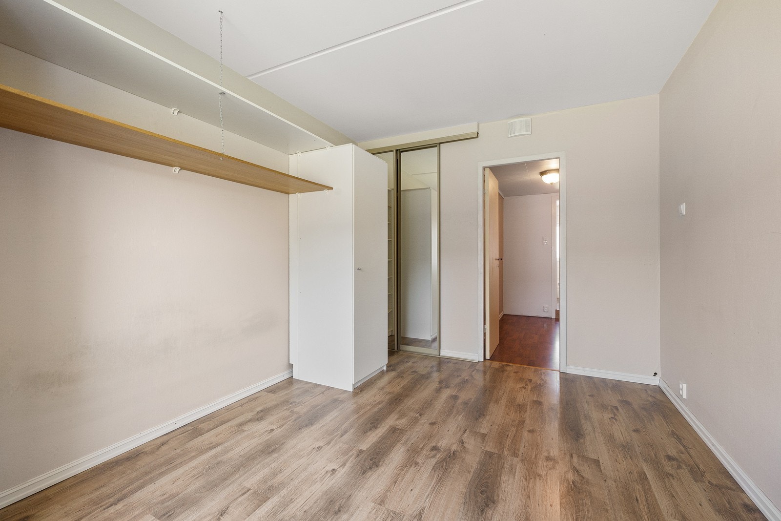 I soverommet er det plassbygde hyller, samt to garderobeskap og en skyvedørsgarderobe i hjørnet. Godt med oppbevaringsplass! Galleribilde