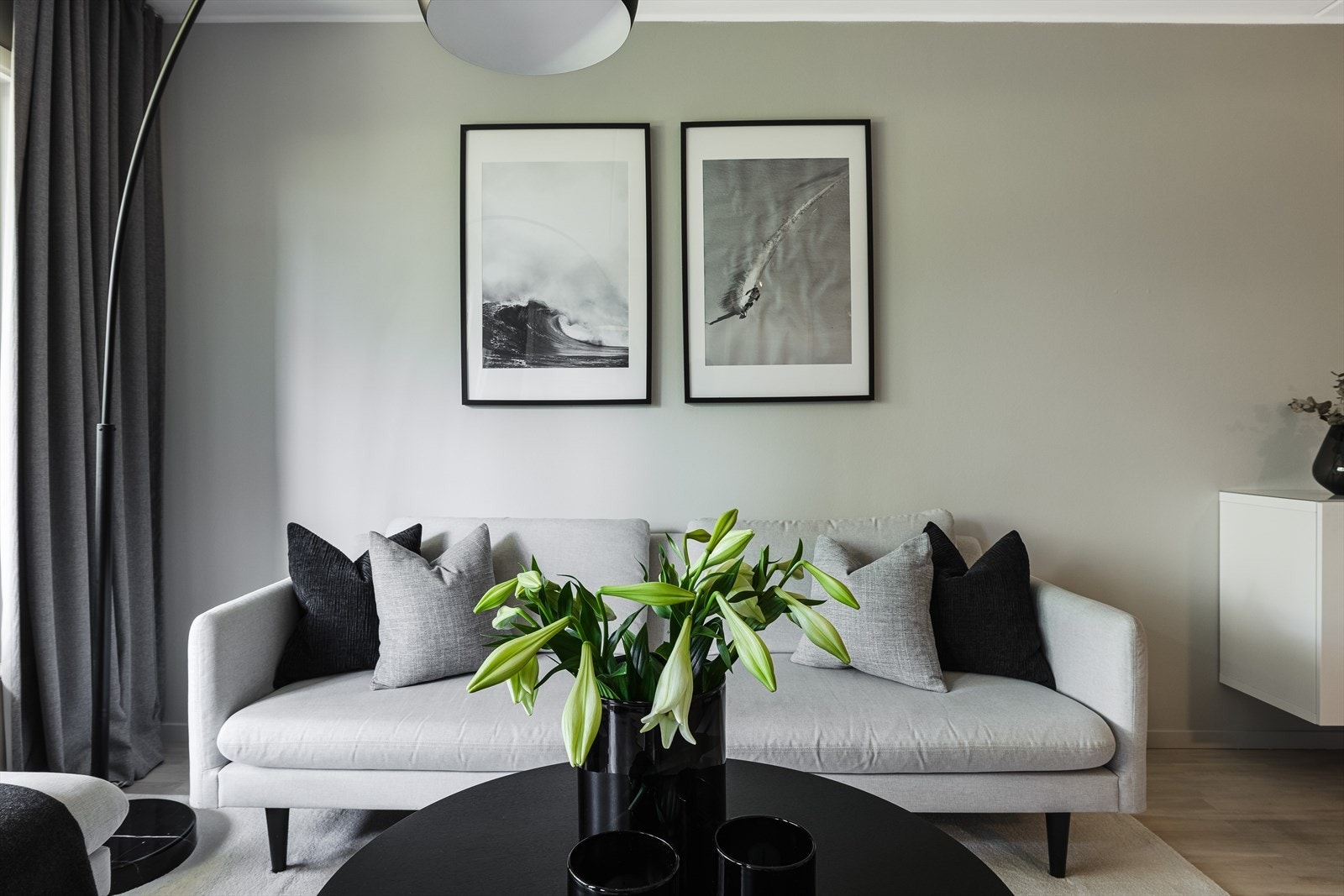 Hyggelig sofakrok med god plass til sofa, stuebord og annet tilhørende møblement Galleribilde