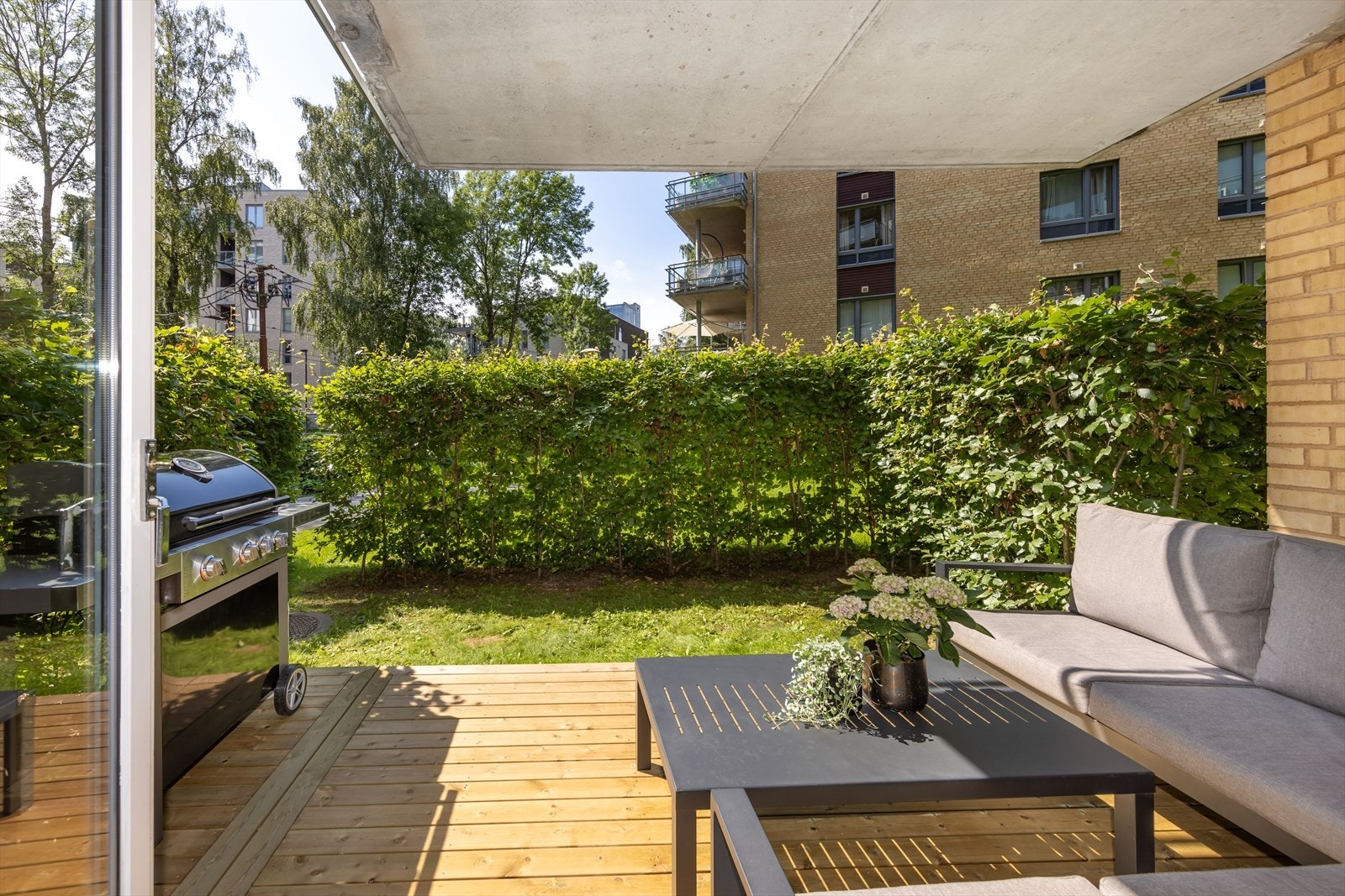 Fra stuen har du utgang til en fantastisk vest-vendt markterrasse på ca. 10 m² Galleribilde