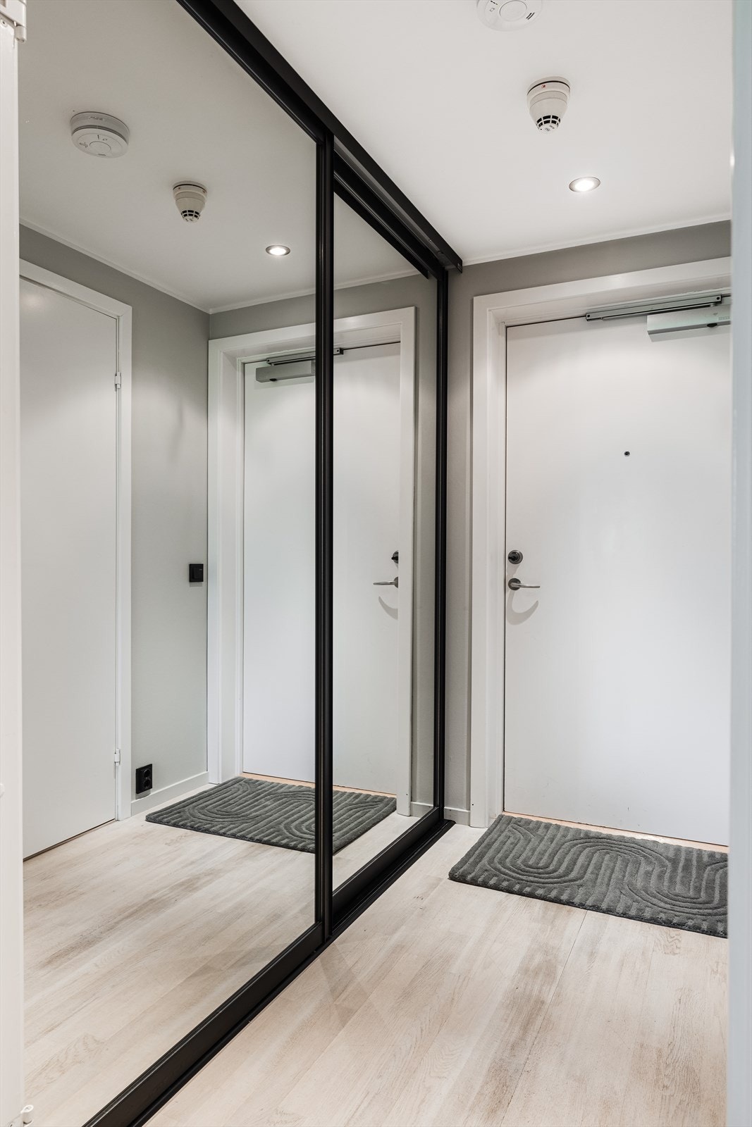 Innbydende entré med praktisk skyvedørsgarderobe med innredning fra pax med god plass til oppbevaring av klær og sko Galleribilde