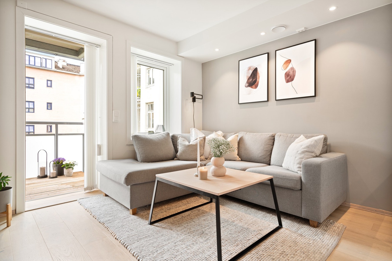 Direkte utgang til en koselig og ny balkong. Galleribilde