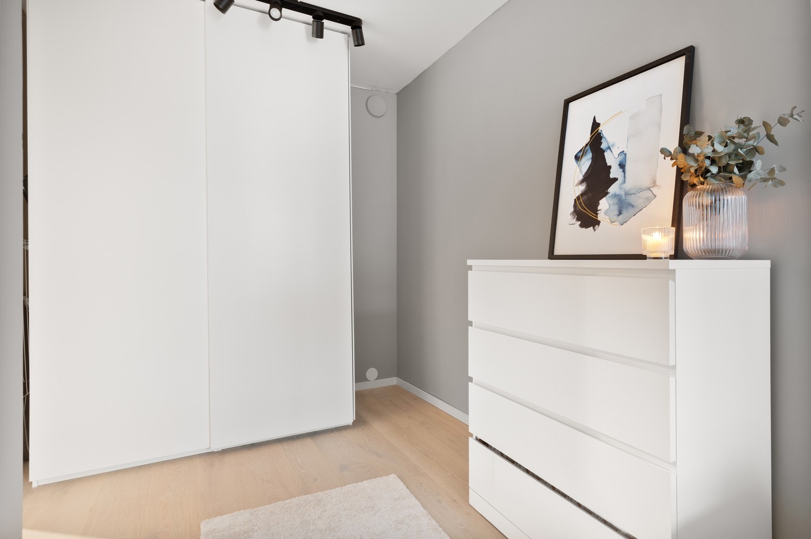 God plass til dobbeltseng, garderobeskap, kommode og tilhørende møblement. Galleribilde