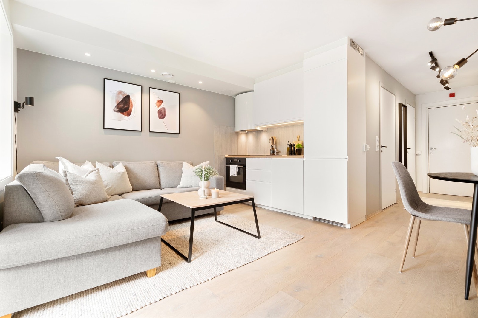 Det er lagt ny parkett på stue, gang og soverom i 2020. Galleribilde