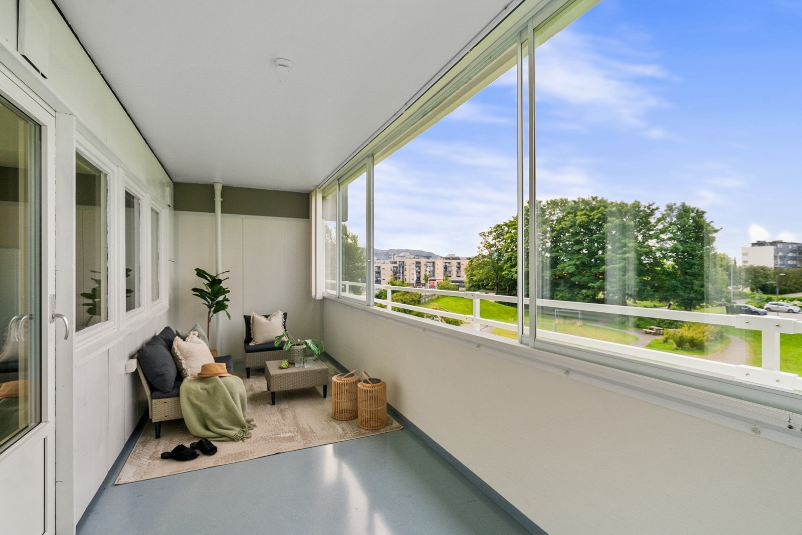 Innglasset balkong med gode solforhold Galleribilde