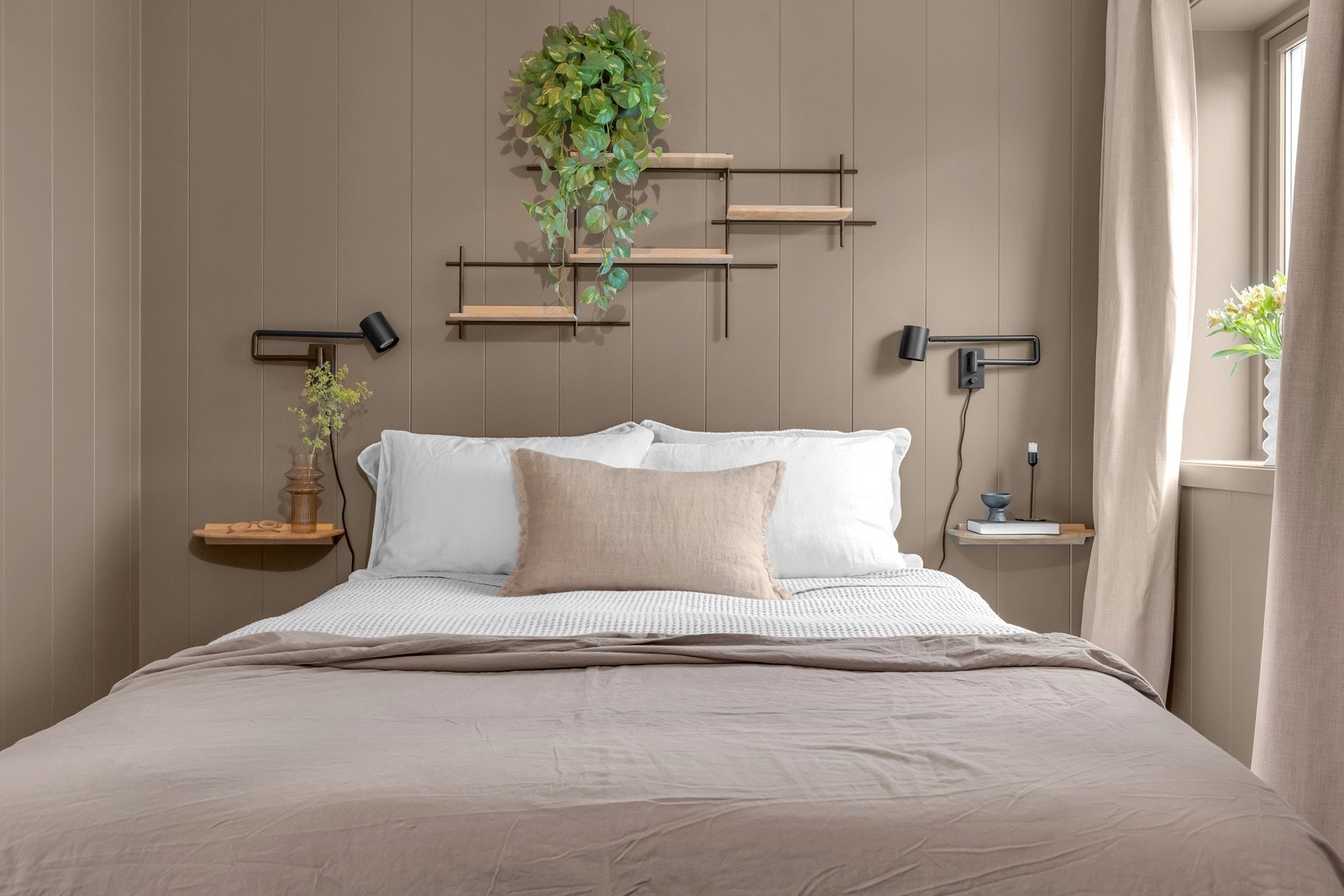 Romslig soverom med plass til både dobbeltseng og garderobe Galleribilde