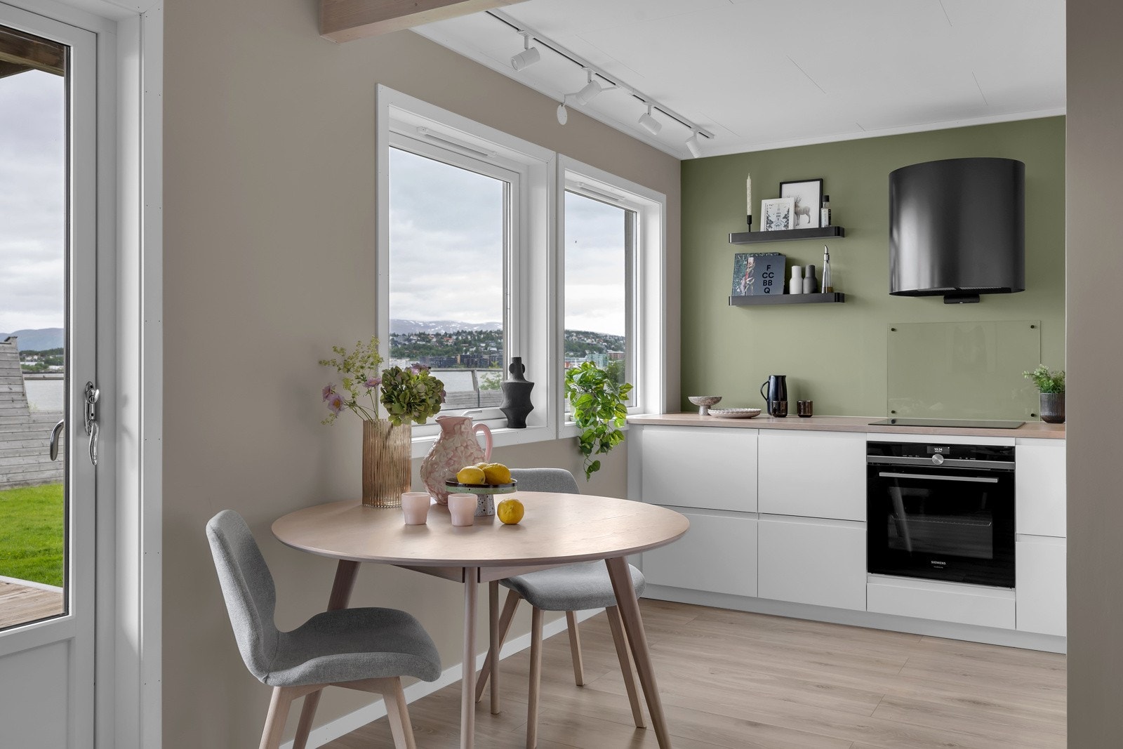 Kjøkkenet er fornyet så sent som 22/23, er i moderne utførelse med integrerte hvitevarer Galleribilde