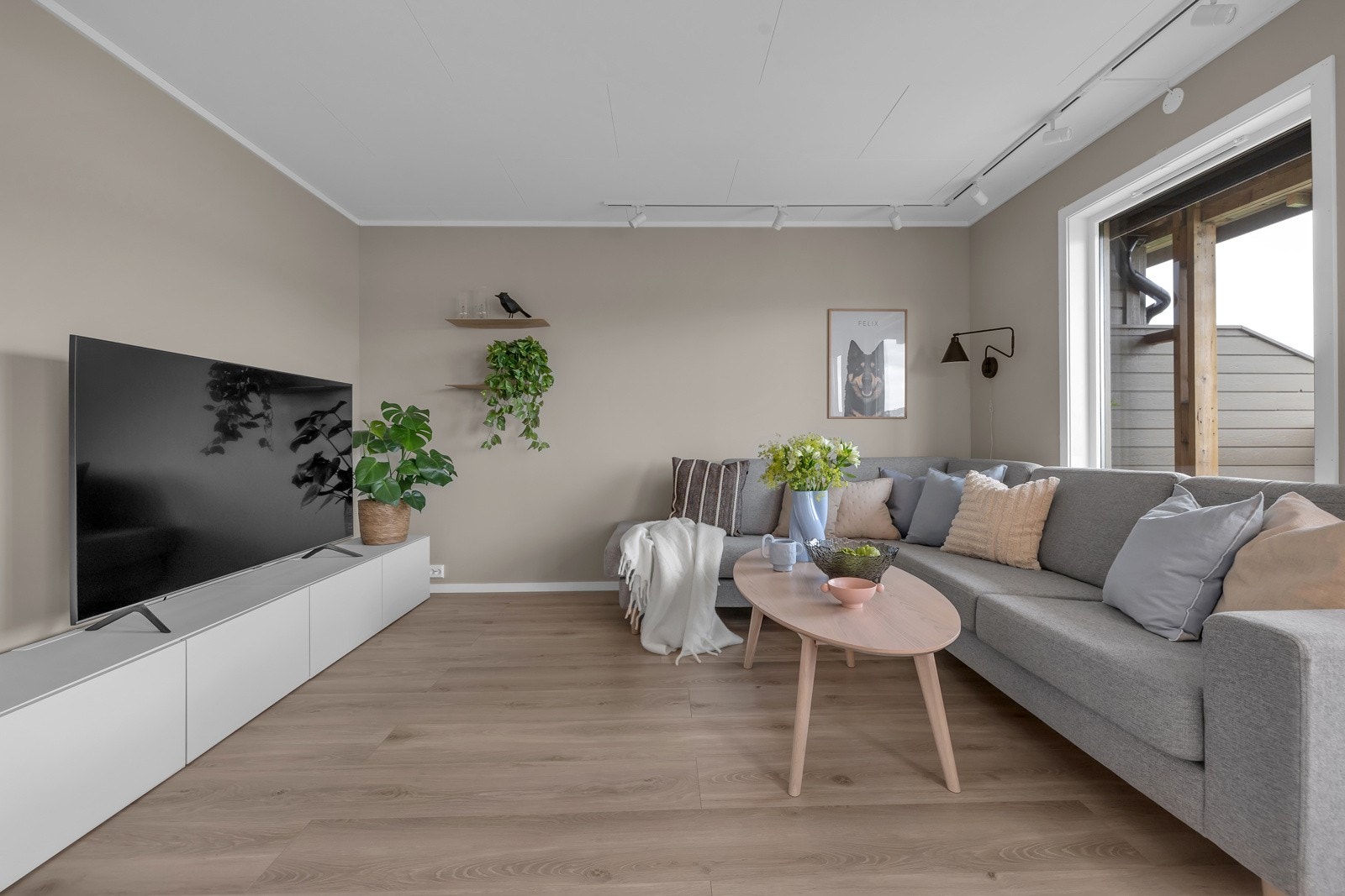 Daglistuedelen er på ca.15m2 og har fine vindusflater mot vest som slipper inn rikelig med naturlig lys Galleribilde