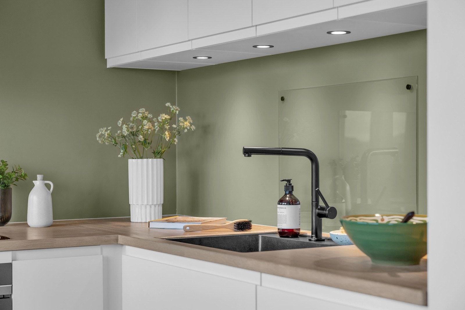 Fine detaljer som sort aramtur, nedfelt vask, belysning i overskap m.m. Galleribilde