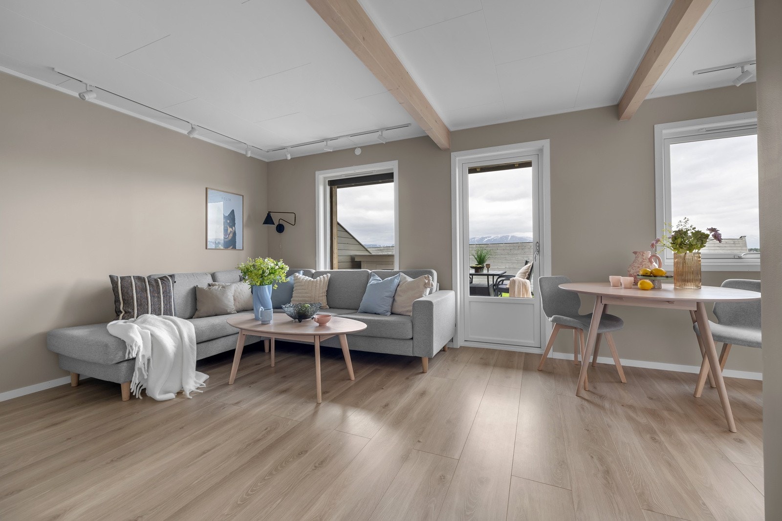 Fra inngangspartiet ledes du videre til lys og trivelig stue Galleribilde