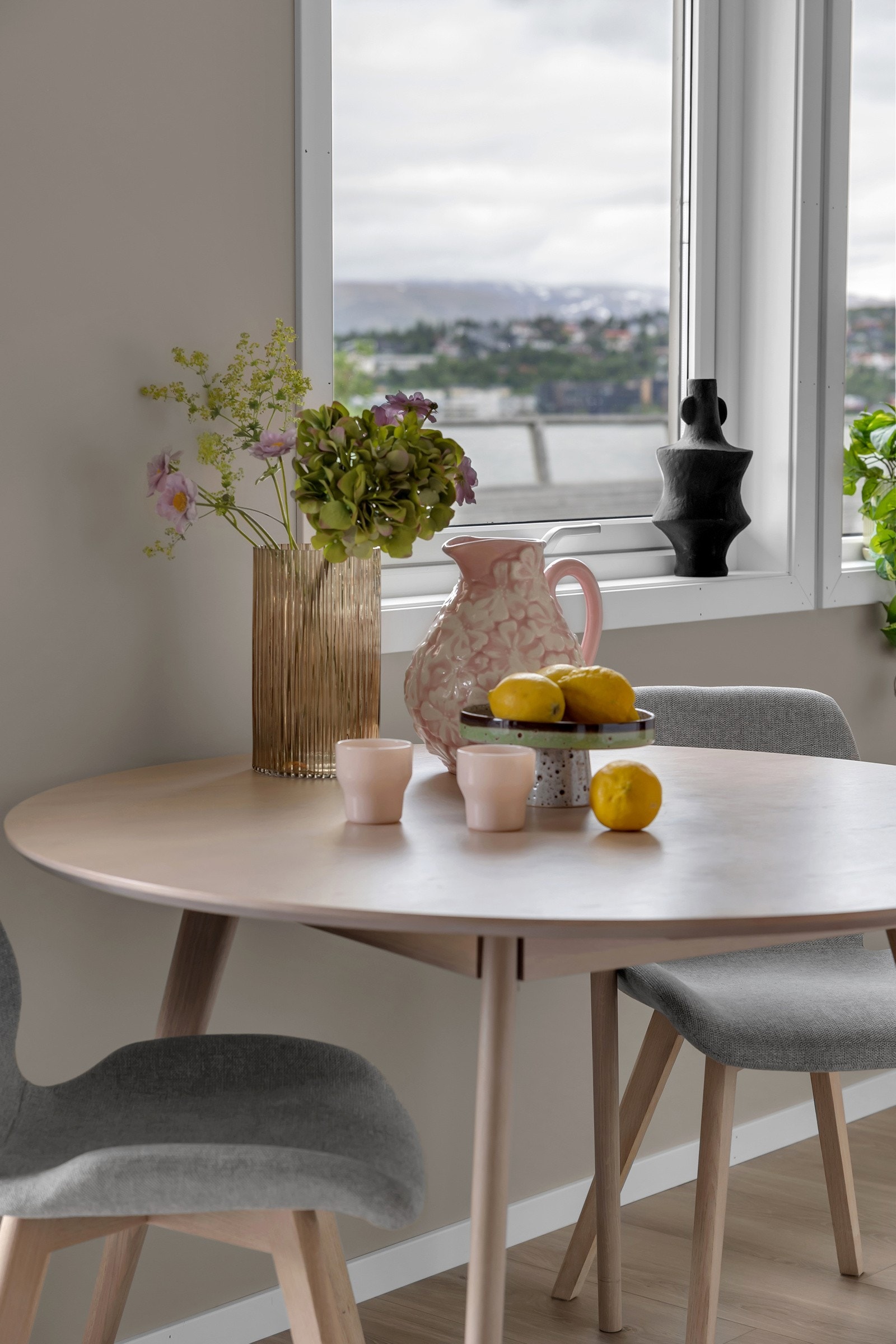 Mellom kjøkkenet og dagligstuen finner du plass til spisebord Galleribilde