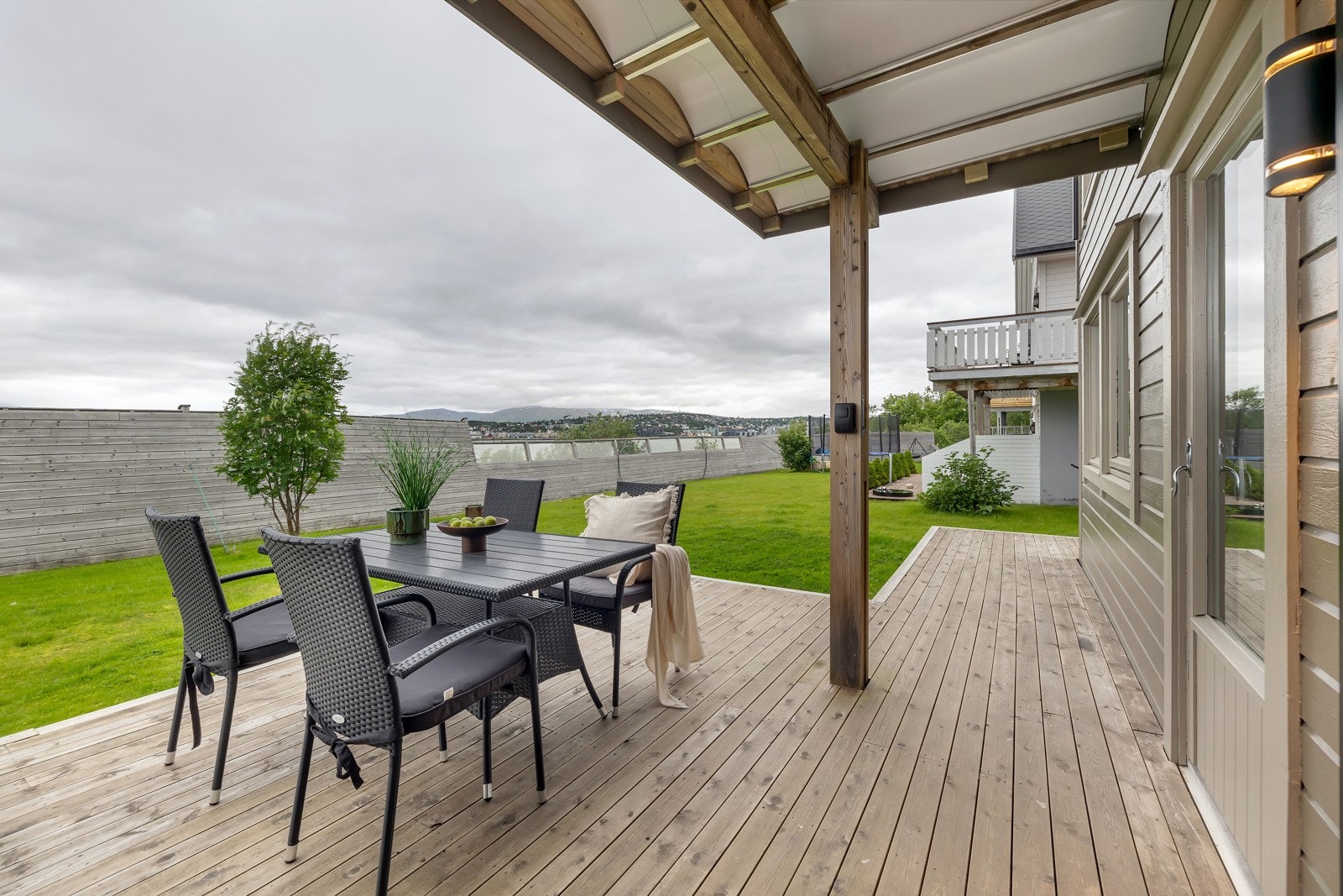 Terrassen strekker seg rundt vest og nordsiden av boligen Galleribilde