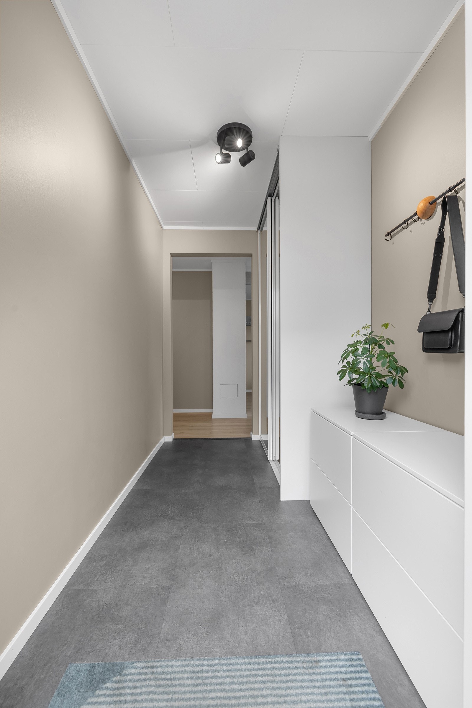 Det første som møter fine inngangspartiet på ca. 4,3m2 Galleribilde