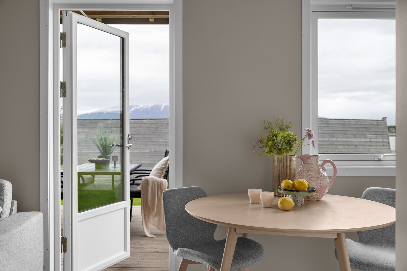 Mellom dagligstue og kjøkken er det utgang til stor og solrik markterrasse Galleribilde