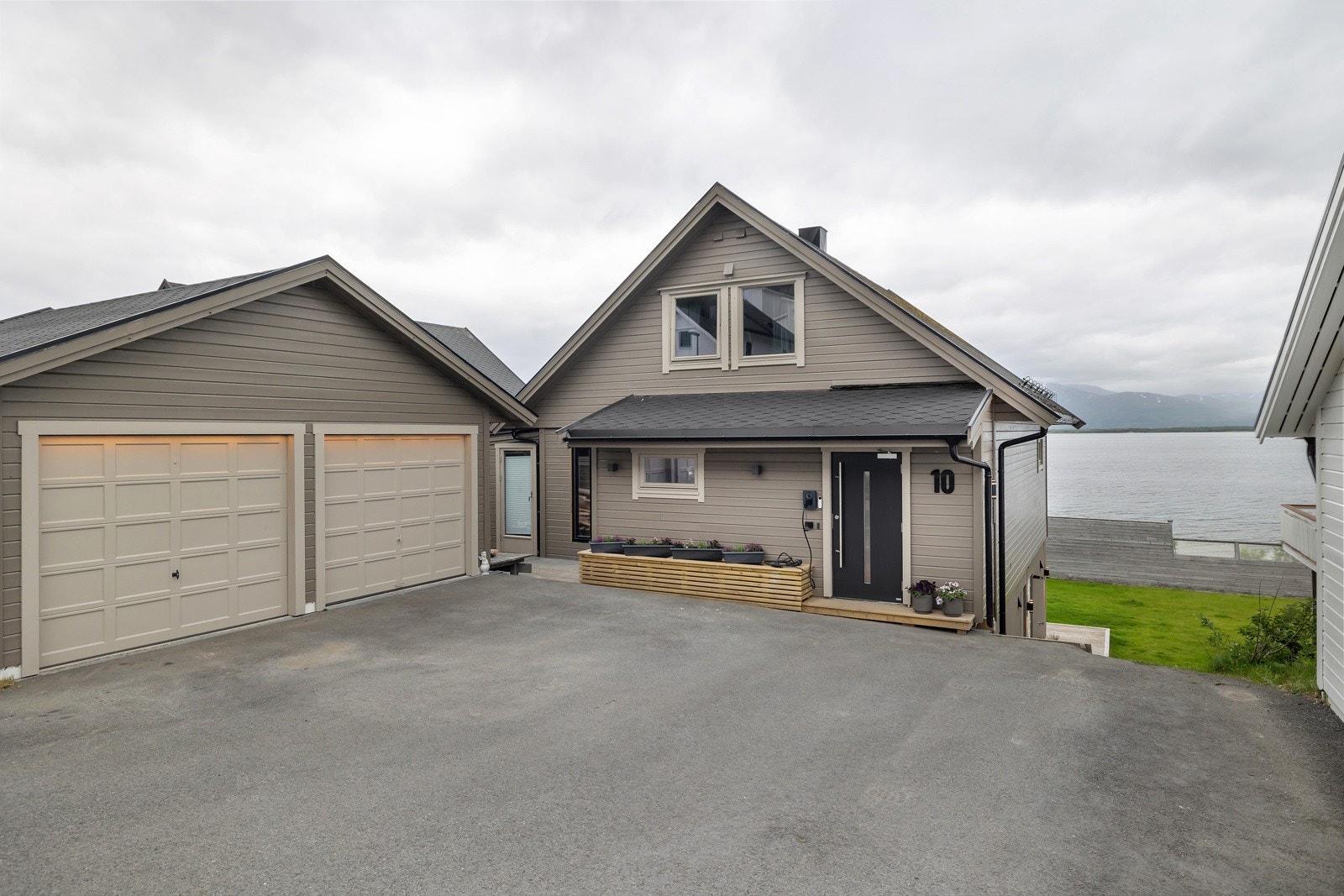 Til boligen er det egen plass i dobbeltgarasje Galleribilde