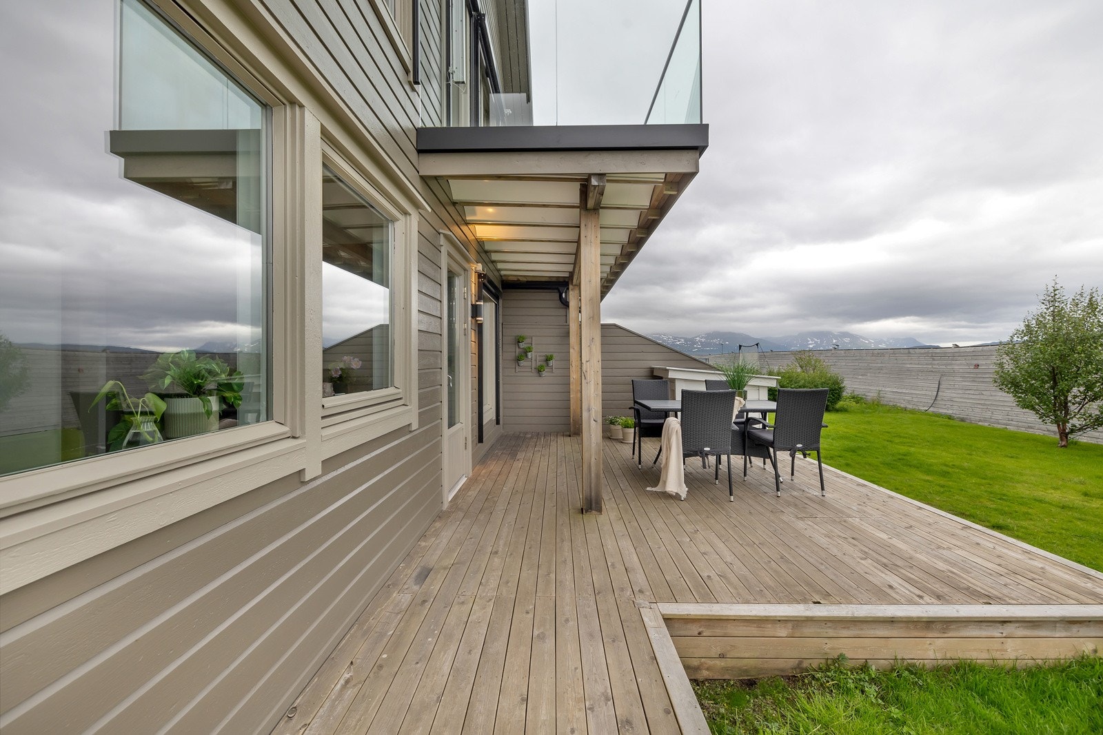 Terrassen er på hele 33m2 Galleribilde