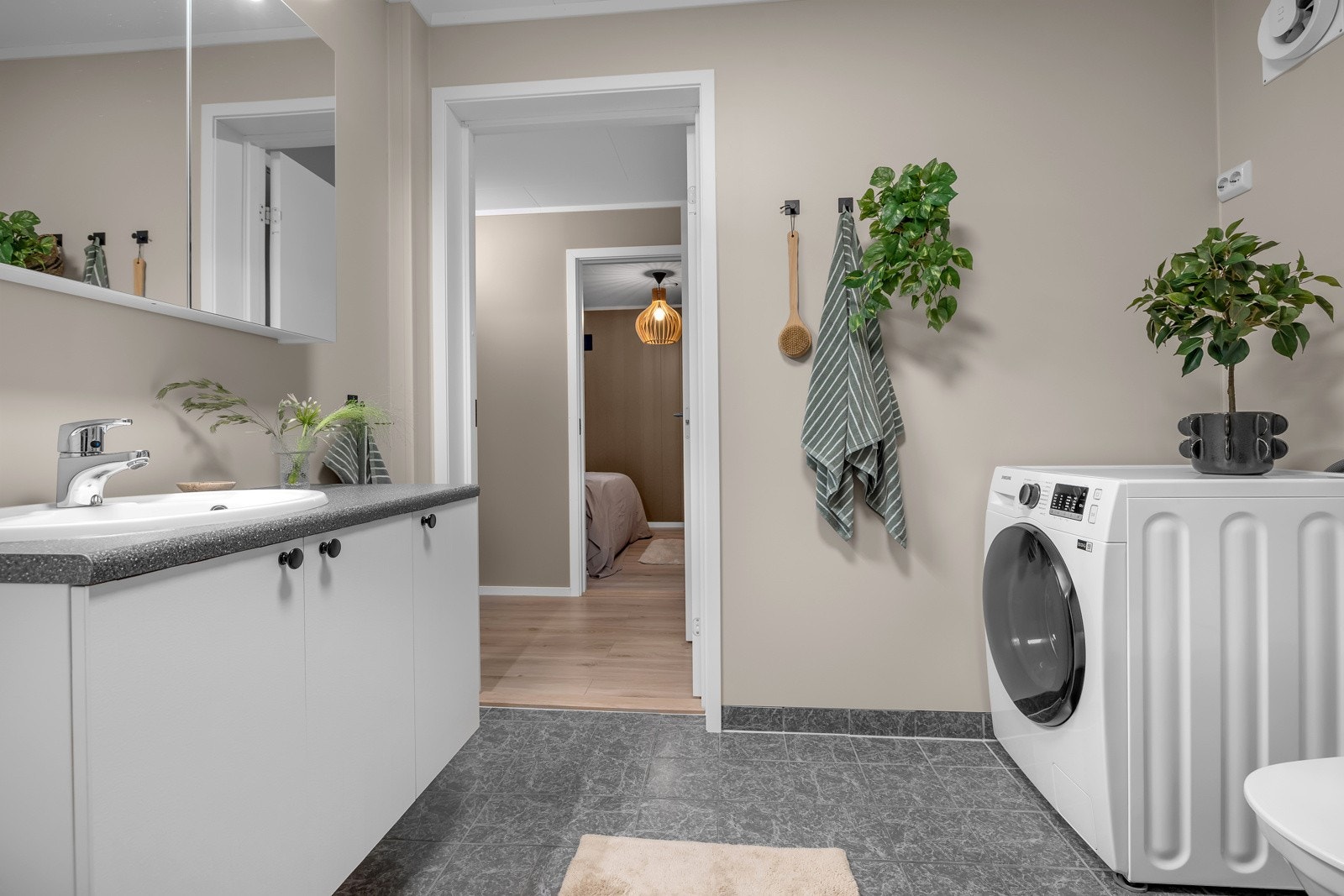 Badet er praktisk og er ca. 6m2 stort Galleribilde