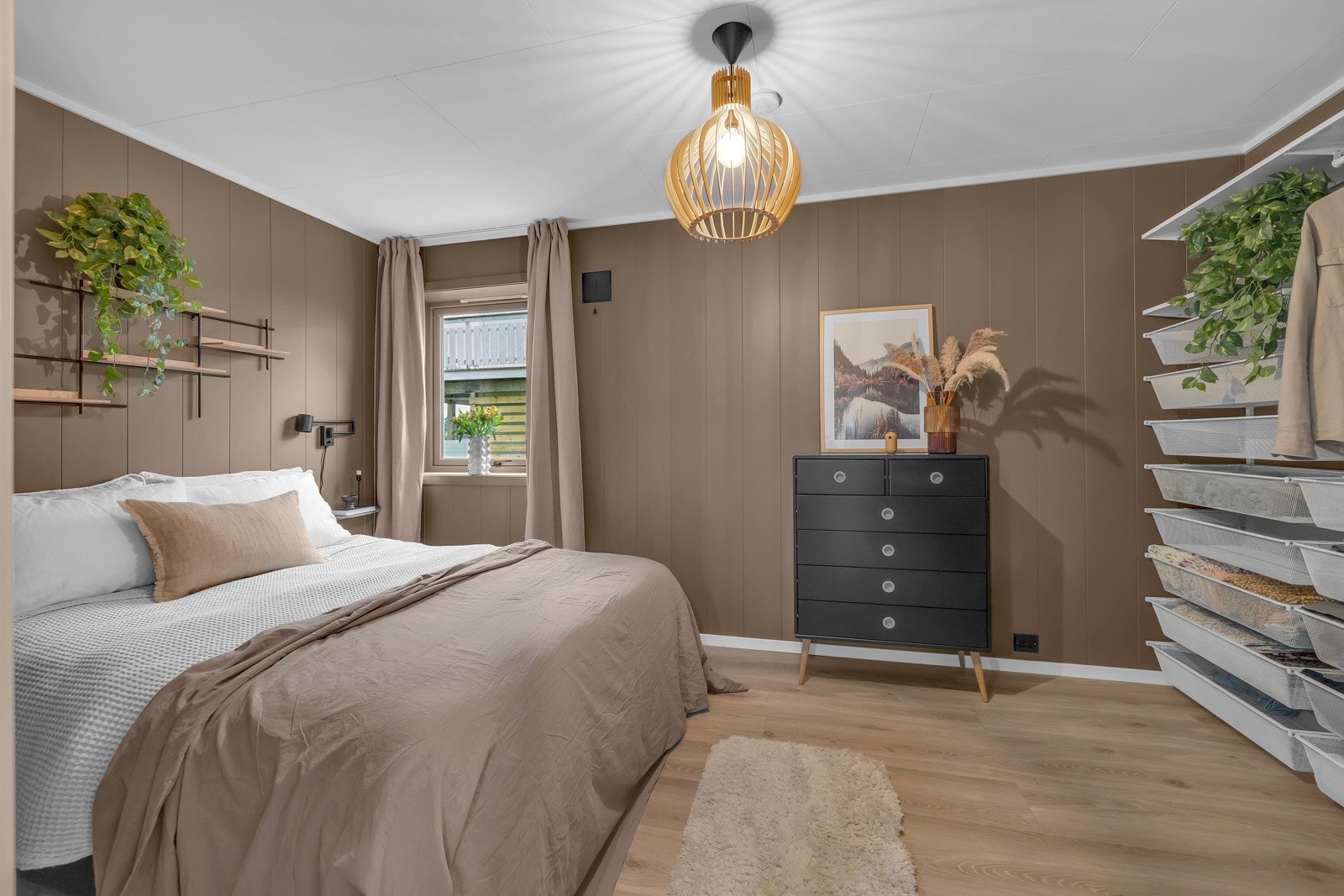 Rydningen 10B har 2 soverom. Bildet viser hovedsoverommet som er på nesten 12m2 Galleribilde