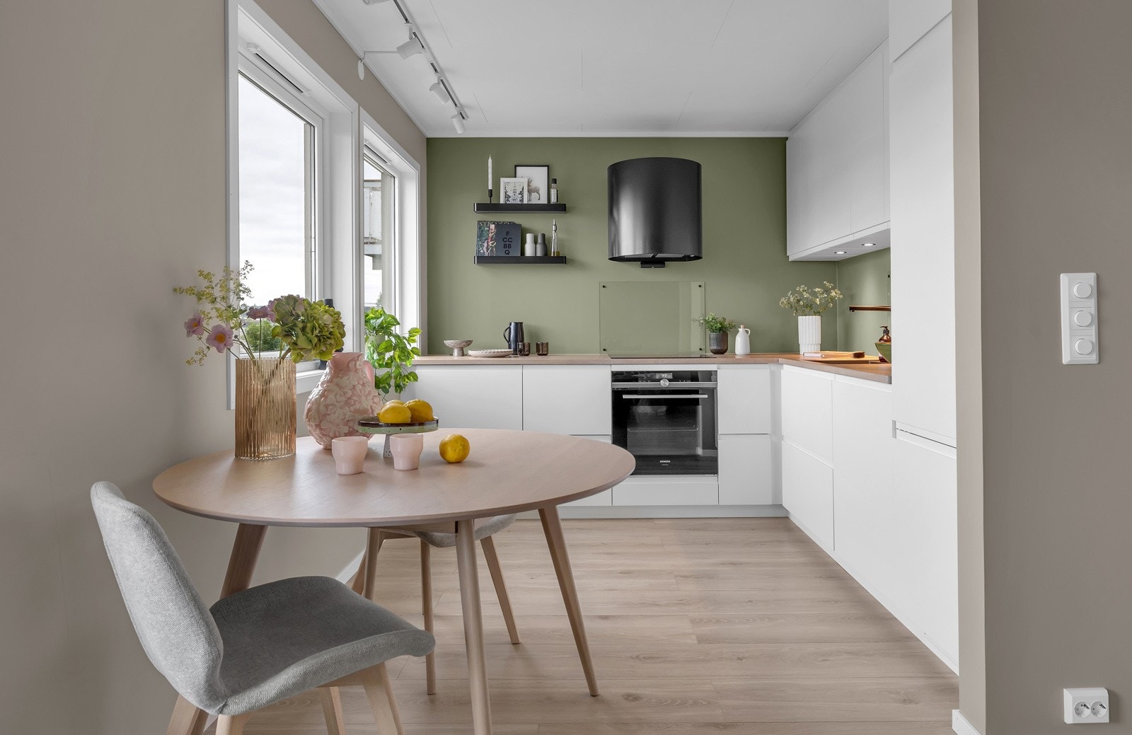 Praktisk og innholdsrikt kjøkken med hvite slette fronter og skjulte gripelister Galleribilde