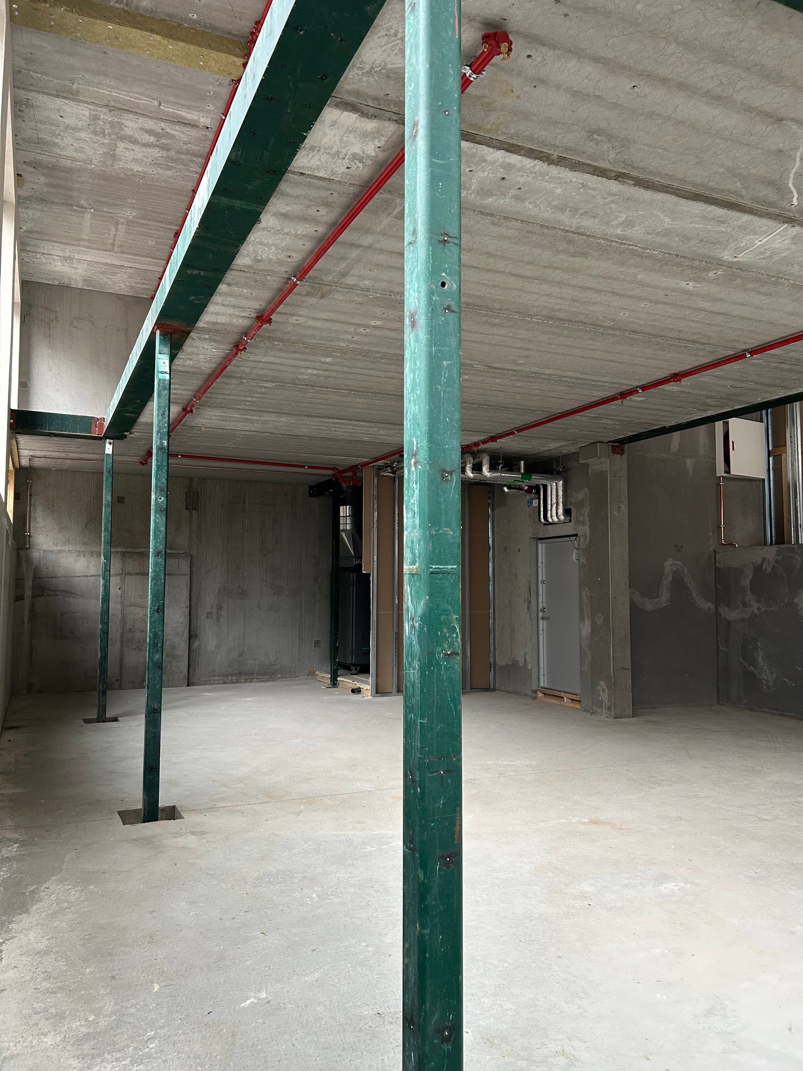 Kjeller har utgang til felles trappeoppgang og garasje. Galleribilde