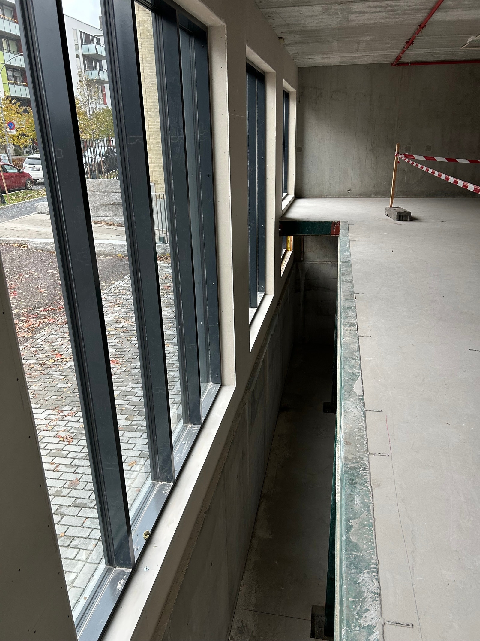 Det er store vinduer mot Malerhaugveien. Galleribilde