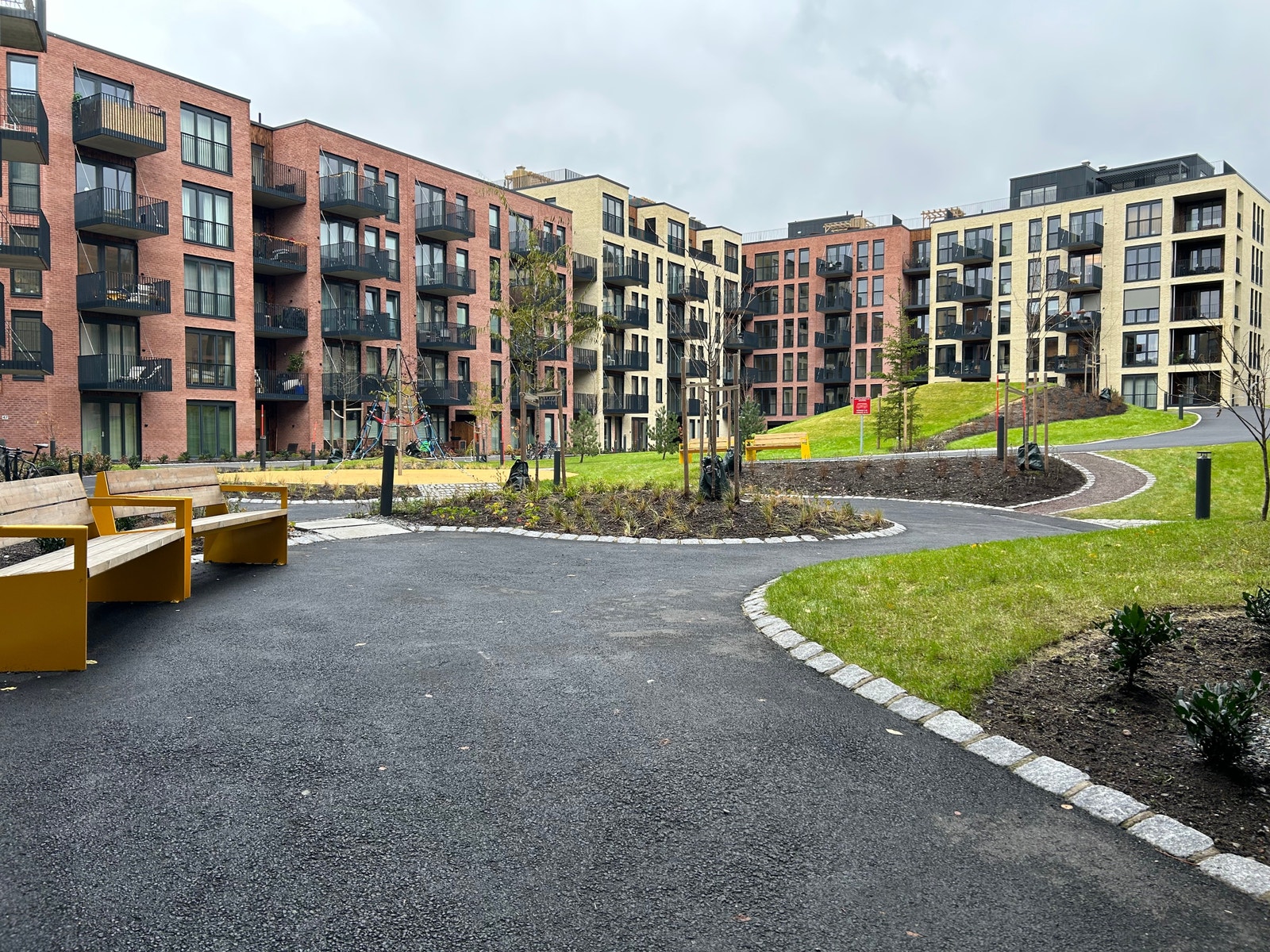 Lekker bakgård med lekeapparater og internvei. Galleribilde