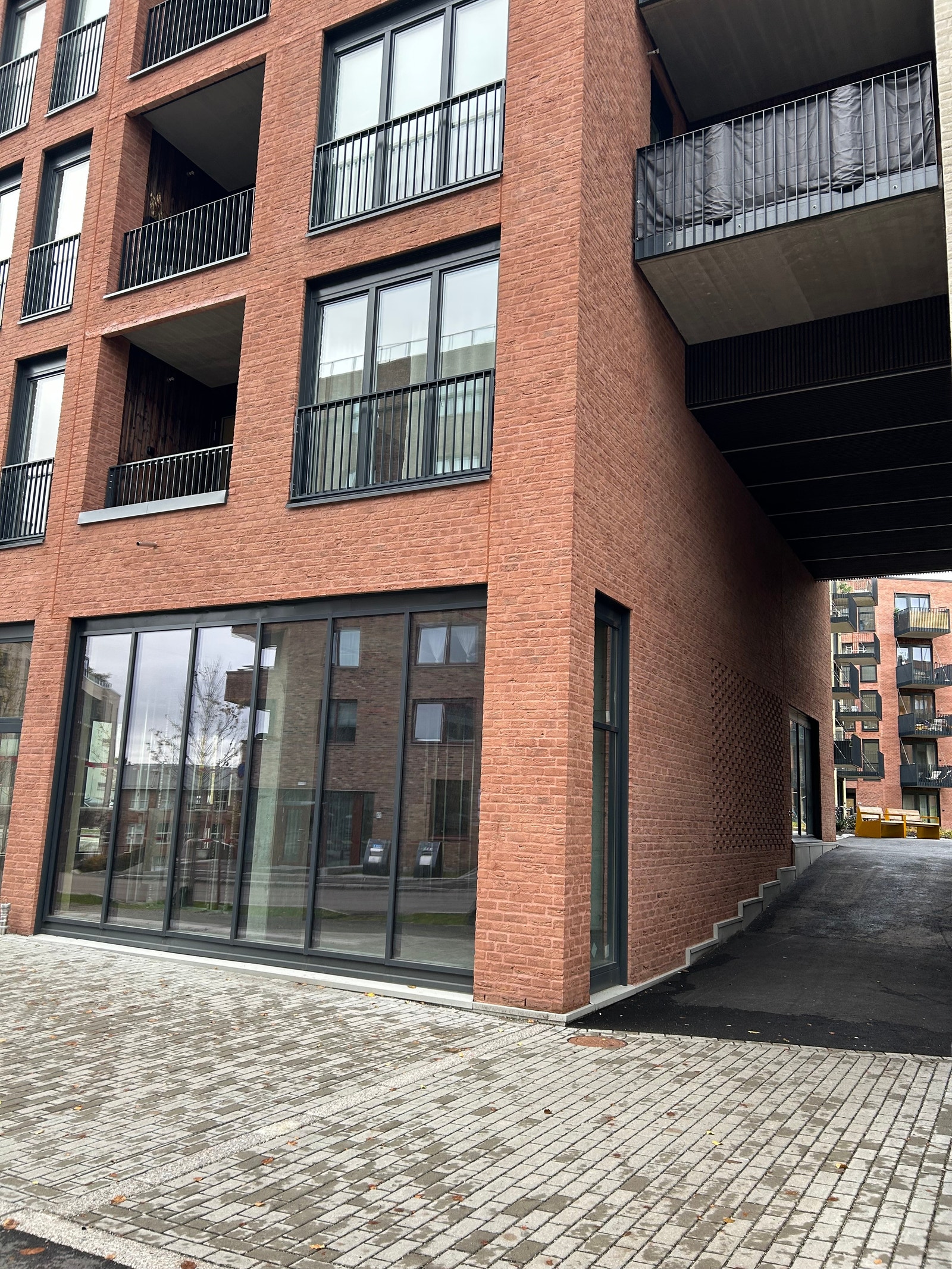 Ved siden av hovedinngangen er det adkomst til åpen bakgård, trappeoppgang og bakdør til lokalet. Galleribilde